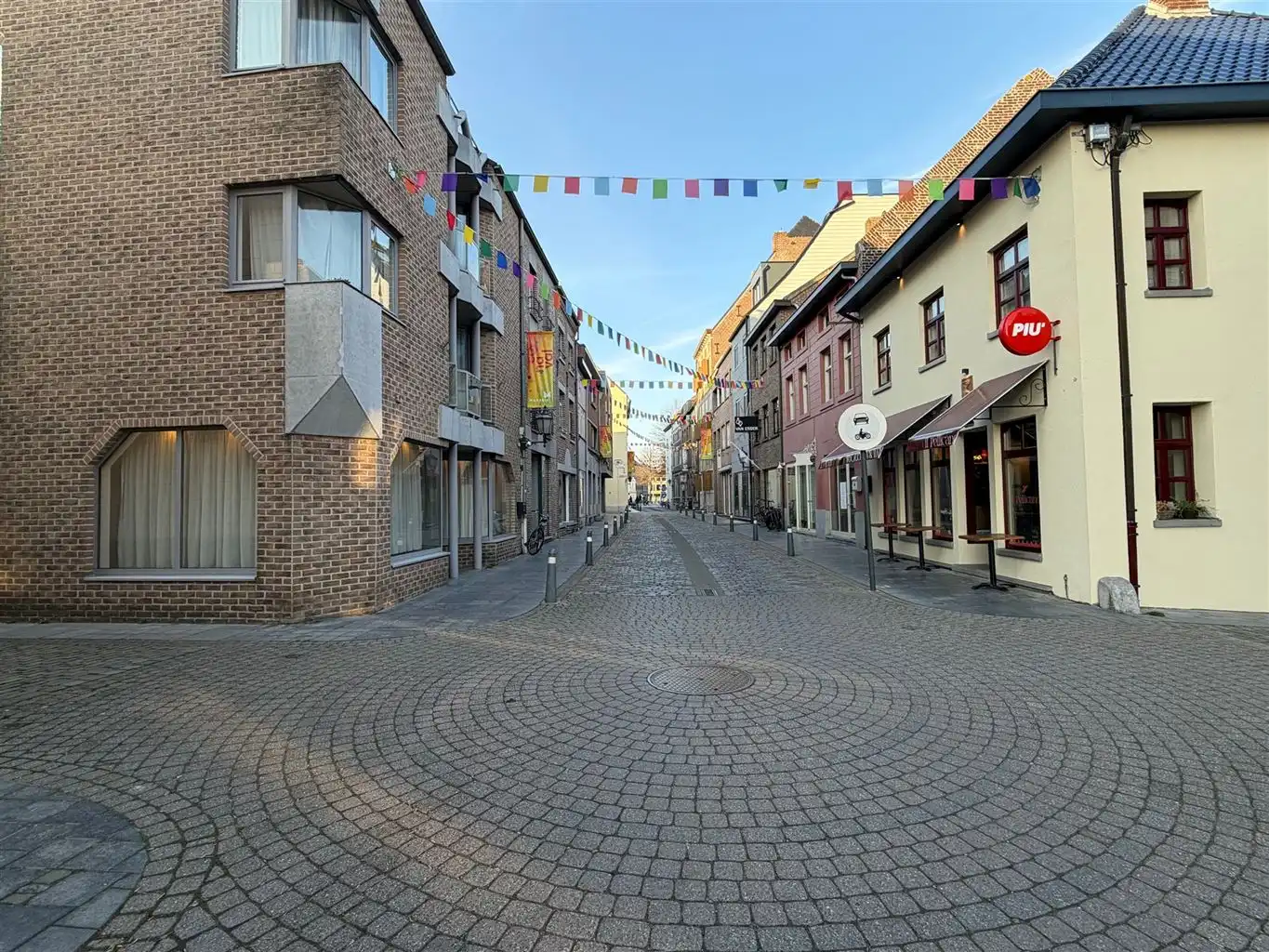 Instapklare kantoorruimte of praktijkruimte. Reeds voorzien van burelen en verlichtingsarmaturen vlakbij de Markt en de Hepperpoort. foto 16