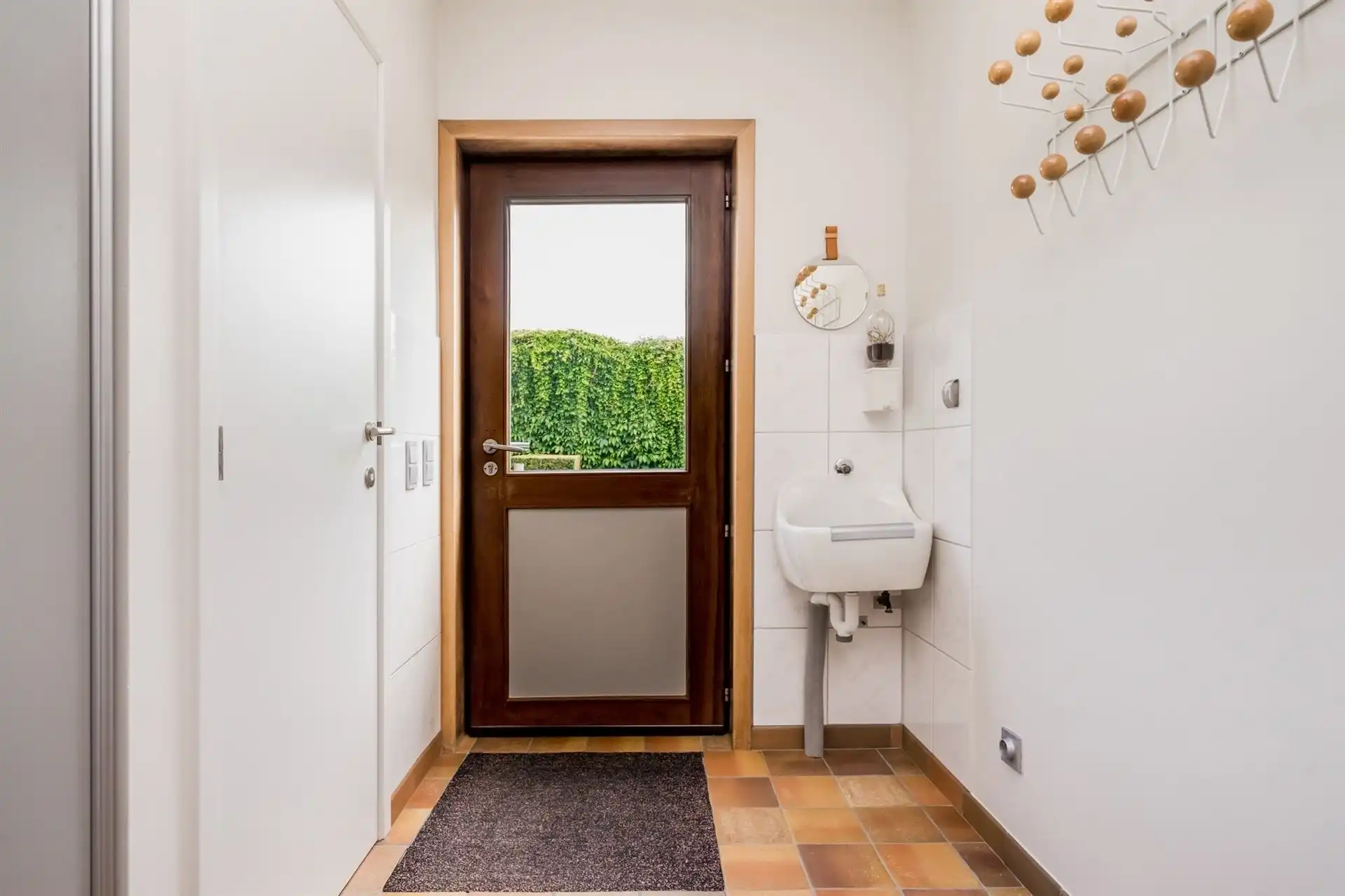 Ruime halfopen bebouwing  met 5 slaapkamers, tuin en garage. foto 10
