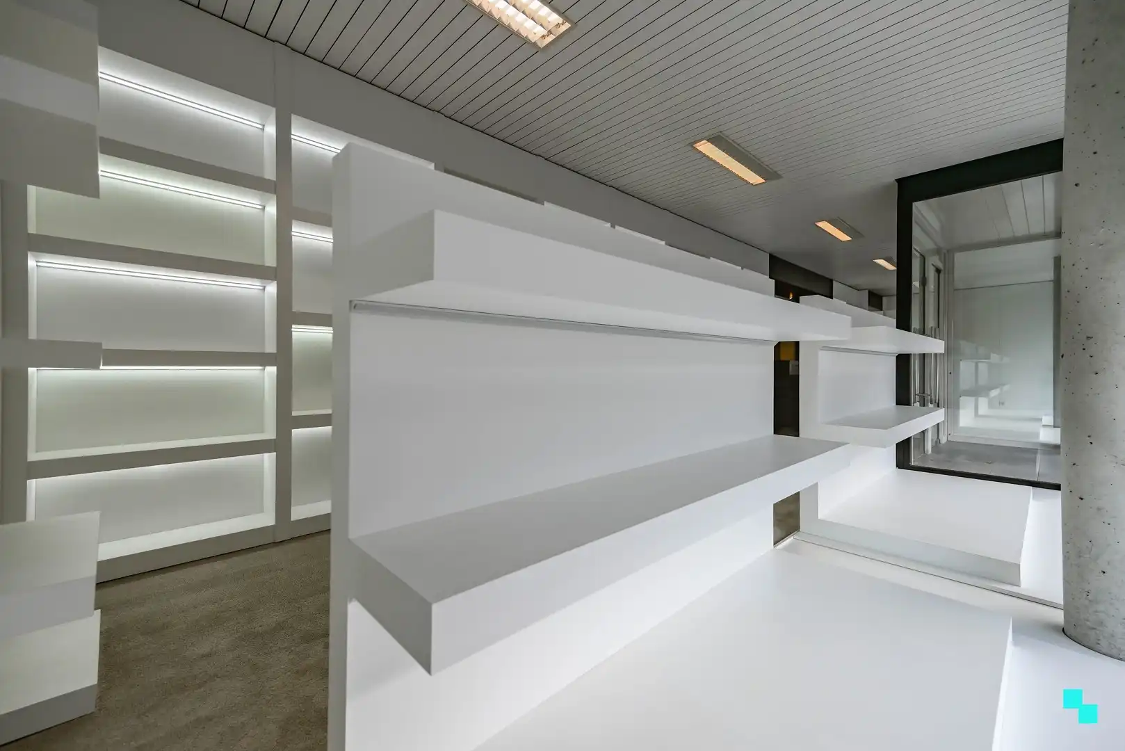 Centraal gelegen handelspand met etalage in hartje Lendelede foto 6