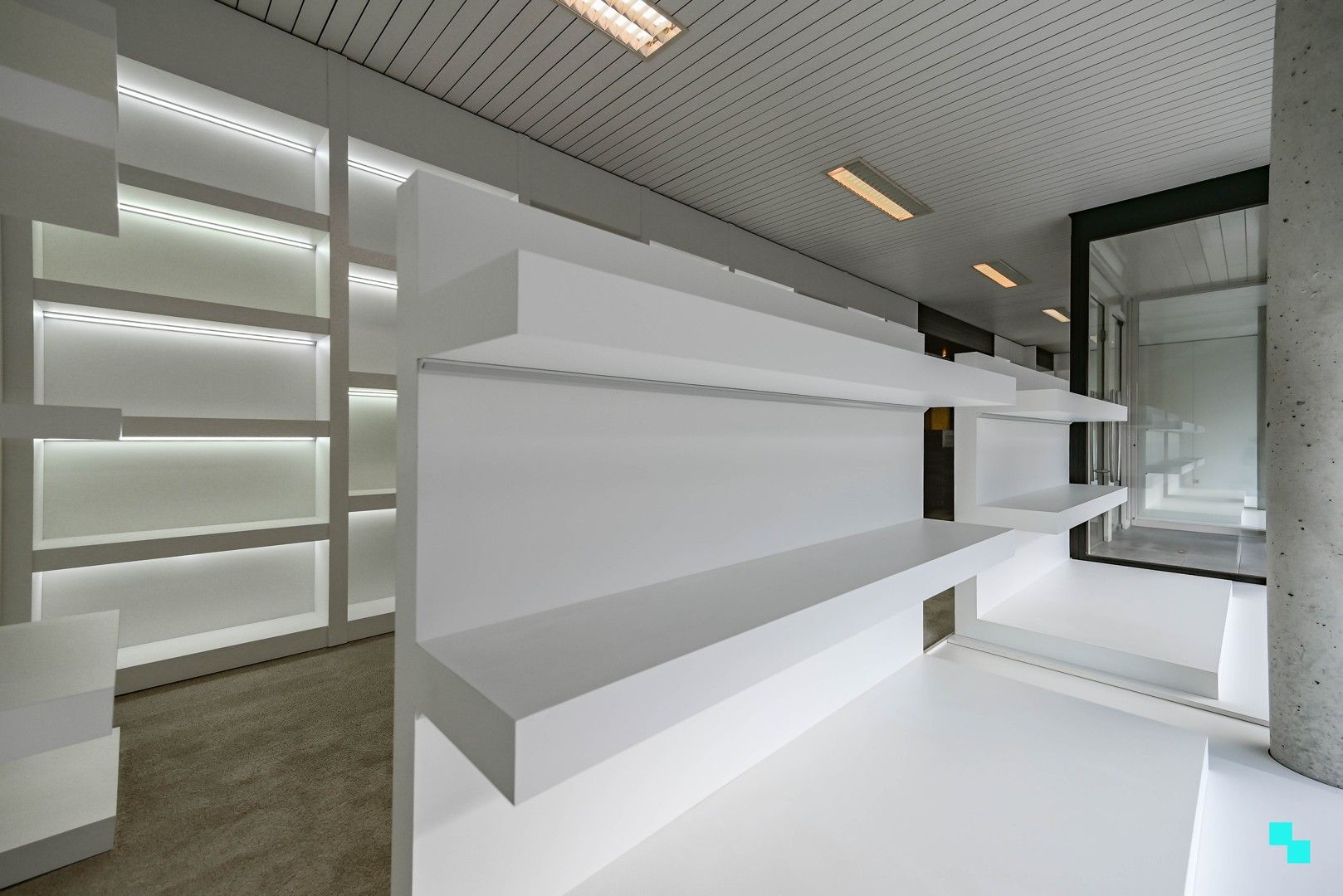 Centraal gelegen handelspand met etalage in hartje Lendelede foto 6