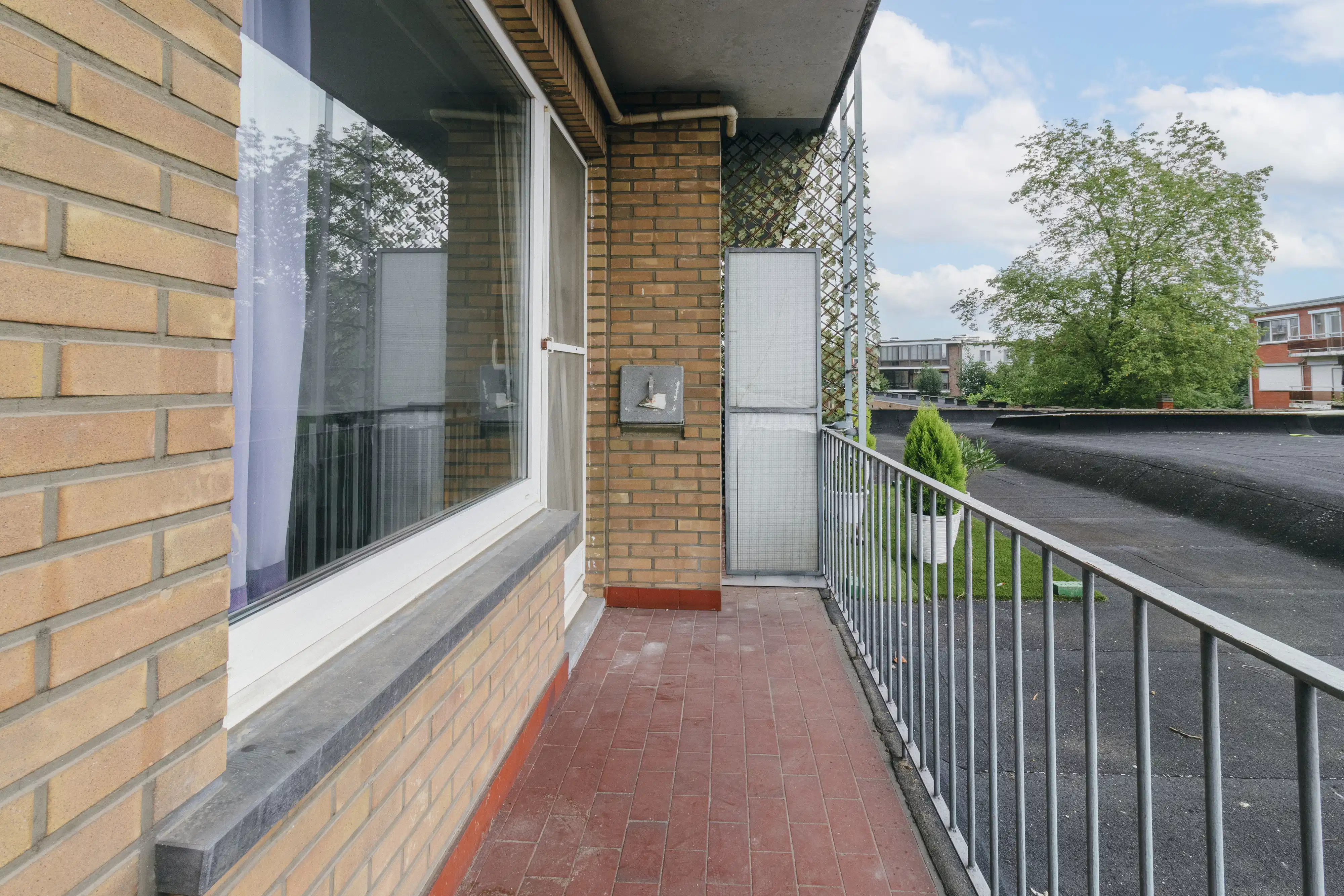 Instapklaar, lichtrijk appartement met terras en staanplaats foto 9