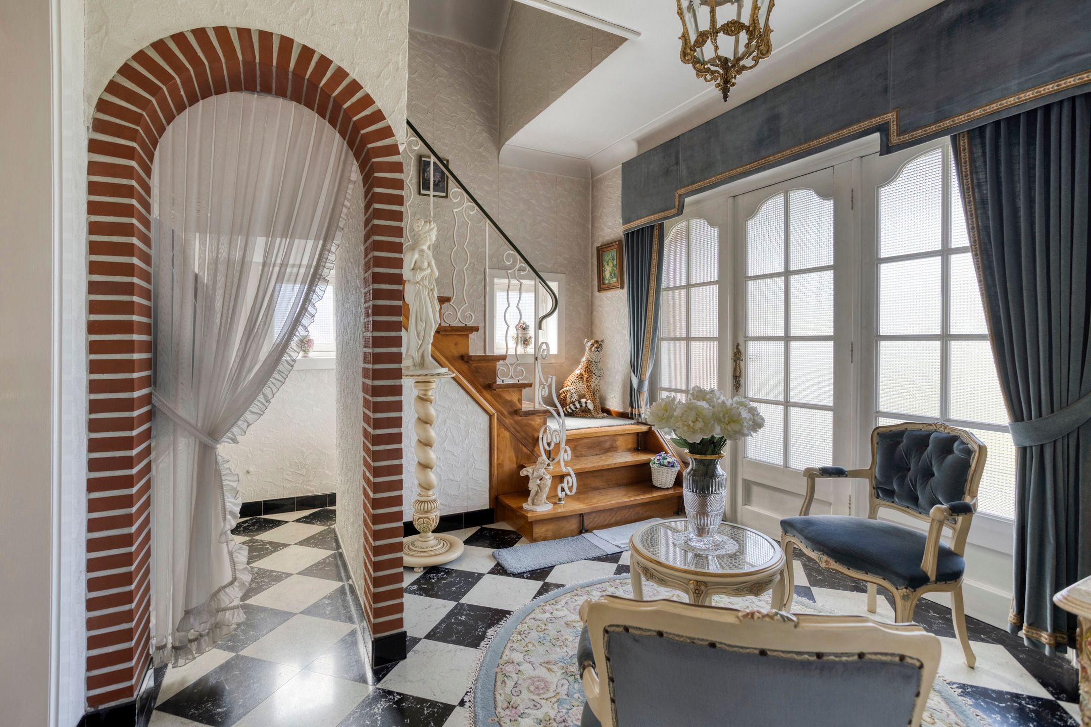 Te renoveren woning met veel potentieel foto 5