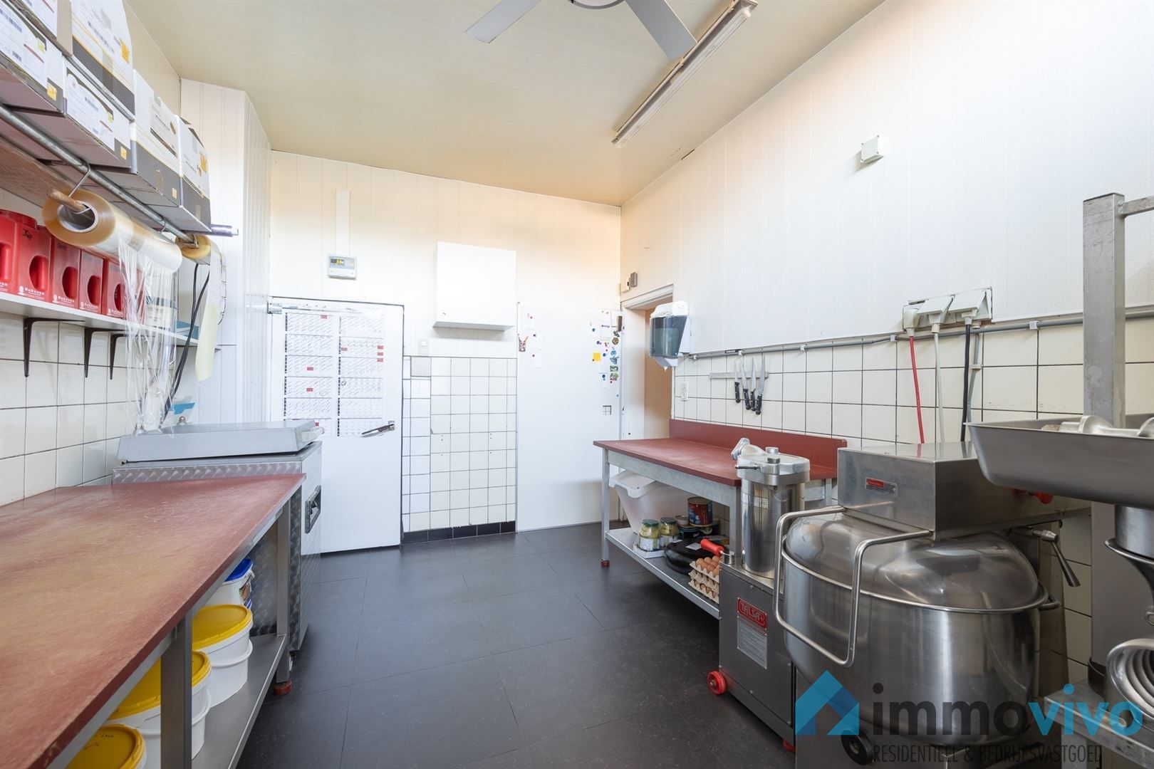 Ruim handelspand (slagerij) met studio en garage foto 3