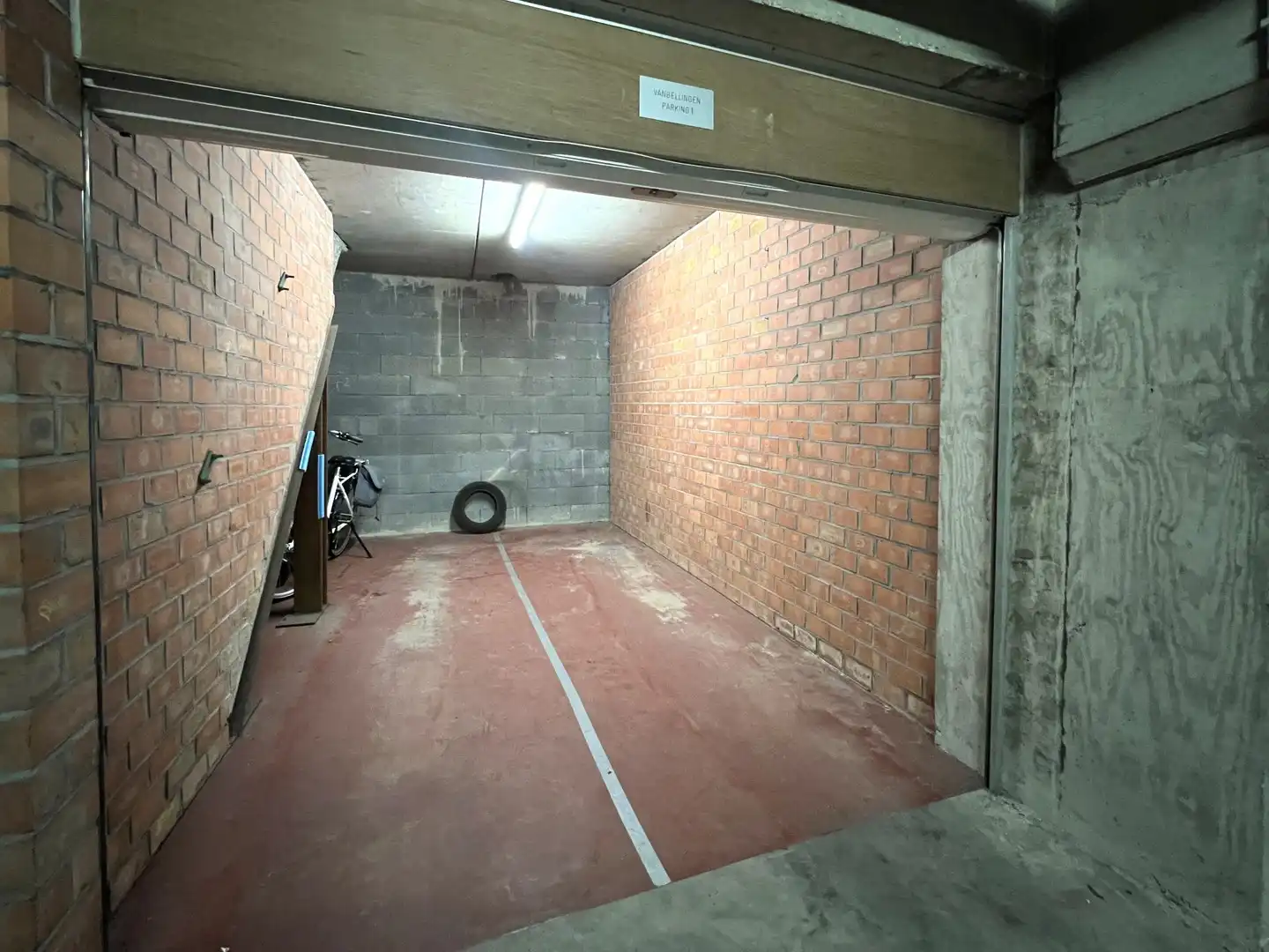 Centraal gelegen garagebox foto 3