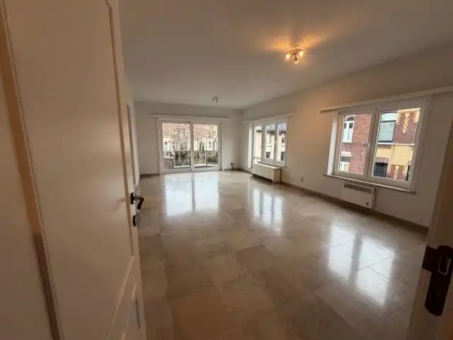 Ruim appartement met 2 slaapkamers en garage foto 3