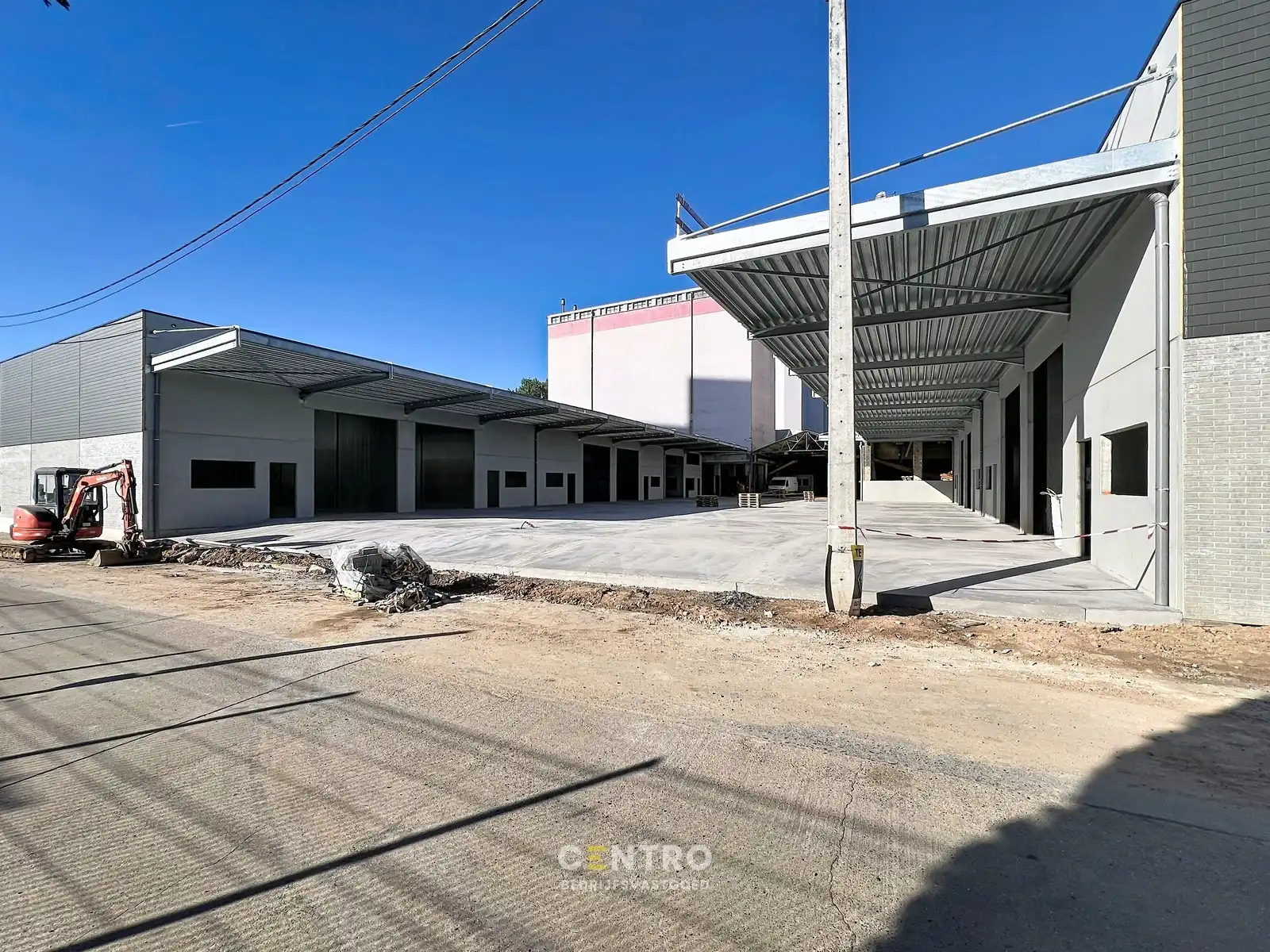 Nieuwbouw KMO-units van 221m² TE HUUR (VH van 7m, 2 parkings, aparte loopdeur en raam), te Kerkhove (Avelgem). foto {{pictureIndex}}