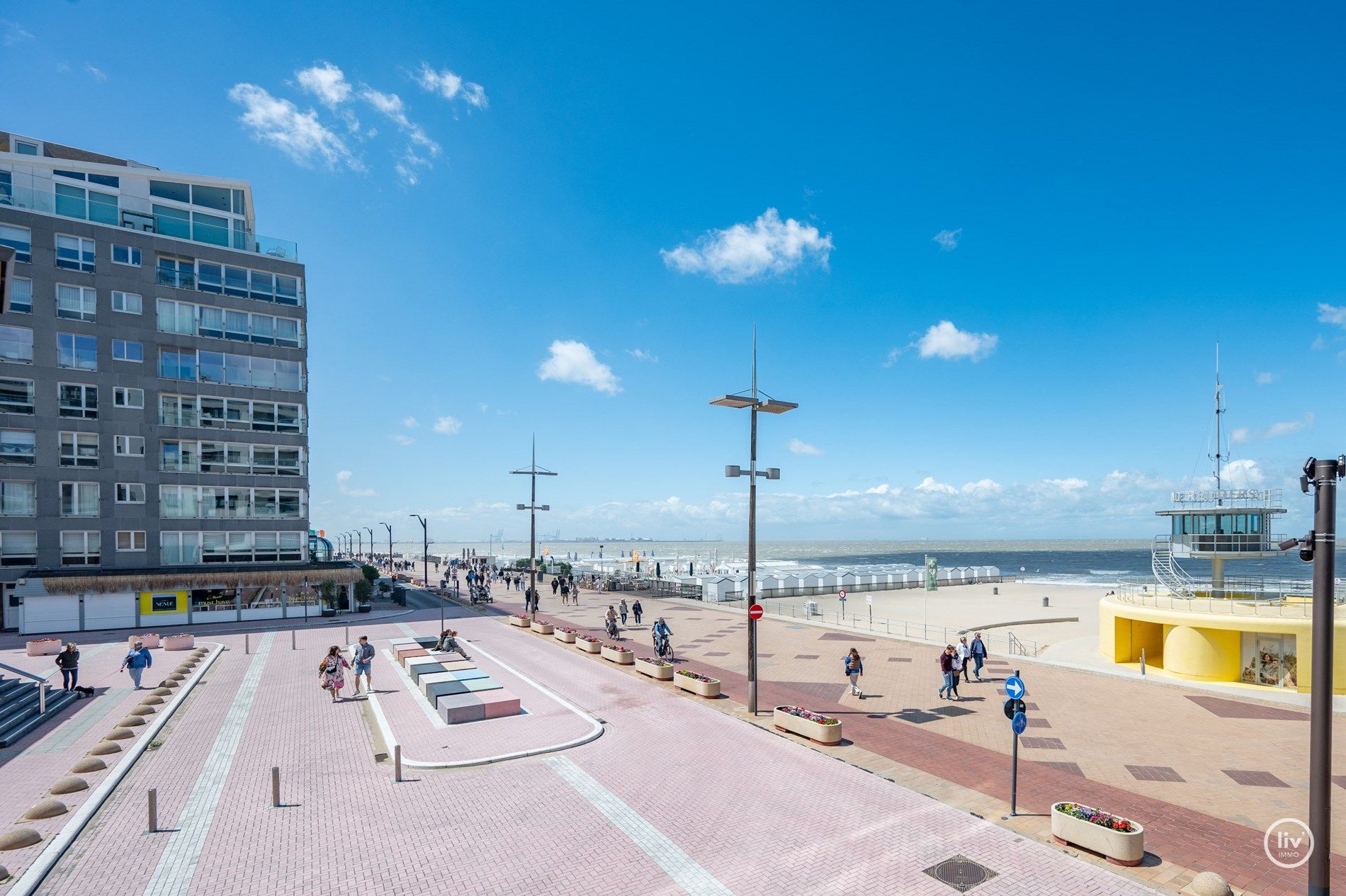 Magnifiek HOEKappartement met FRONTAAL zeezicht en westgericht terras gelegen aan het Lichttorenplein te Knokke. foto 12