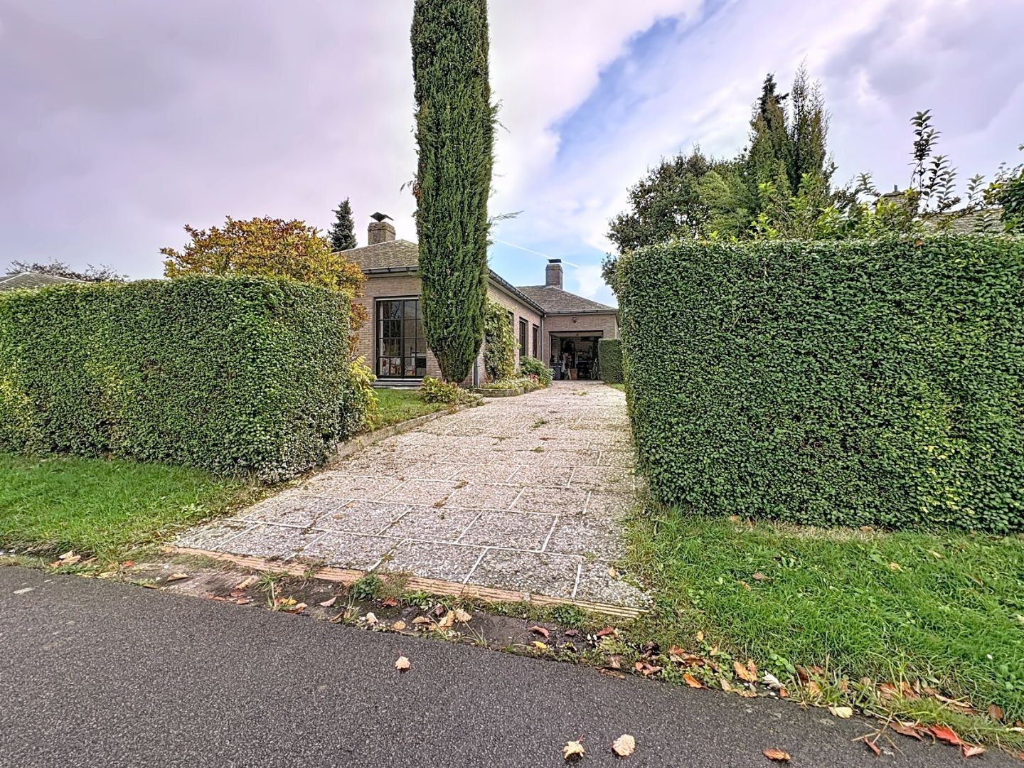 Hoofdfoto van de publicatie: Mooie gelijkvloerse te renoveren villa in rustige, doodlopende straat in Gistel.