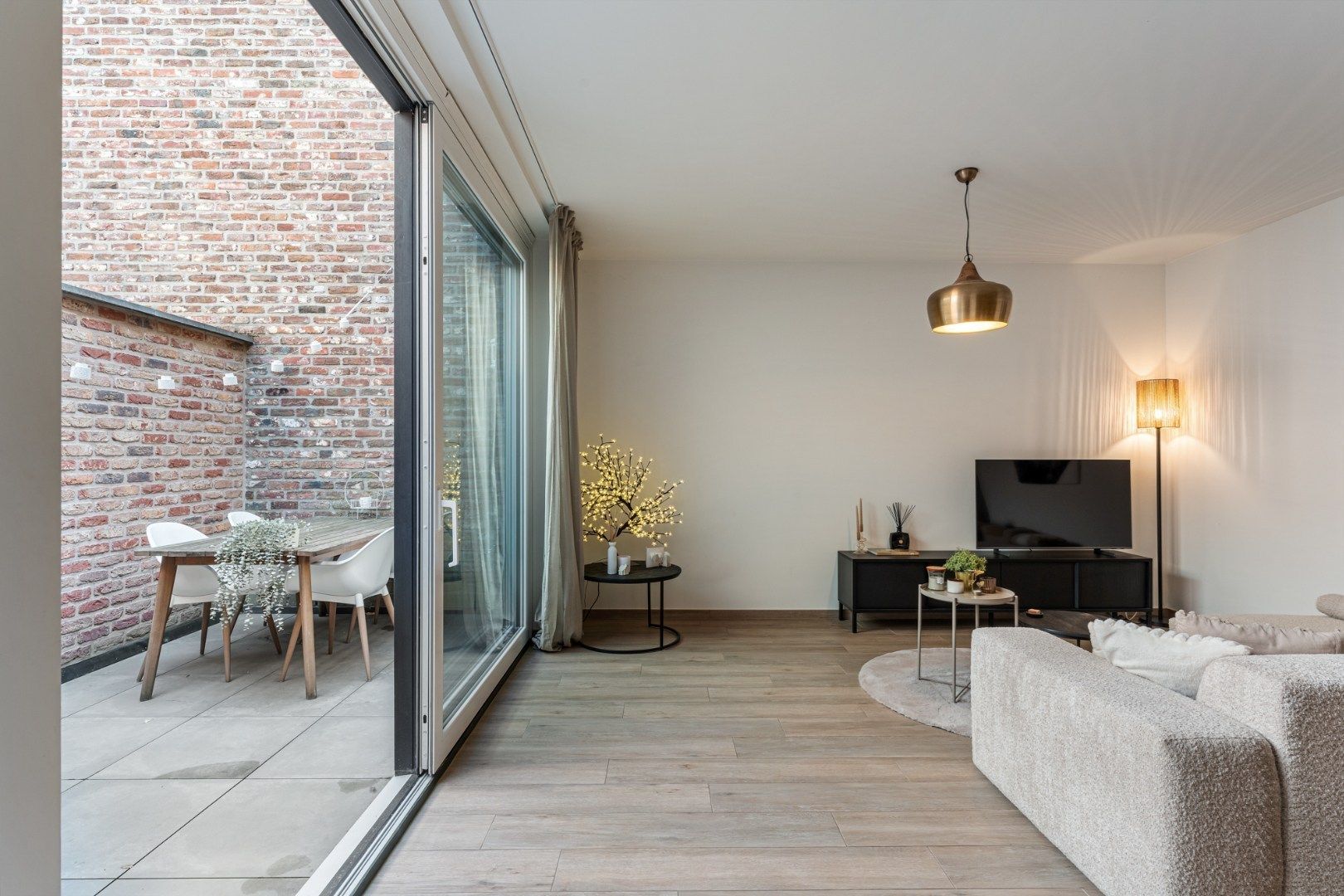 Recent, hoogwaardig afgewerkt gelijkvloers appartement, met terras en inpandige garage, in het centrum van Maaseik!  foto 16