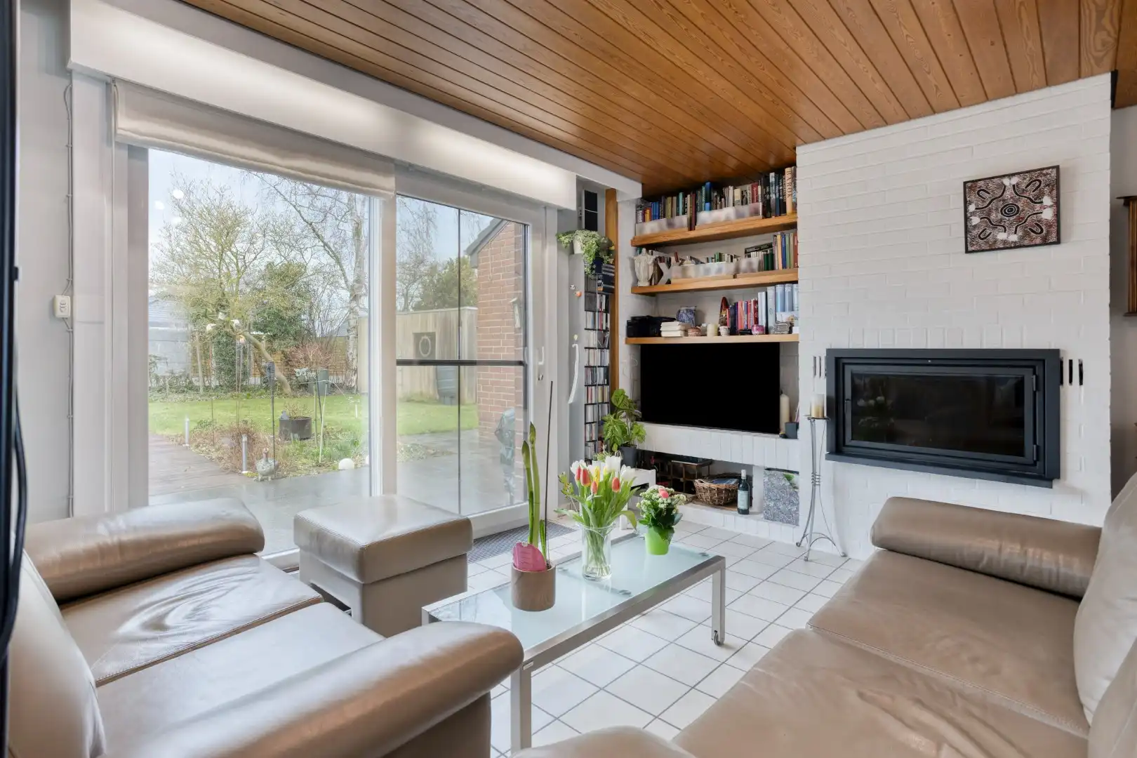 Open bebouwing met mooie tuin en 2 garages op topligging! foto 6