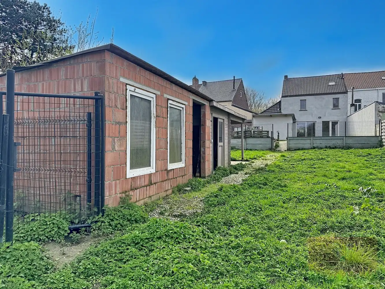 Instapklare hedendaagse gezinswoning met garage, opslagruimte en grote tuin foto 28