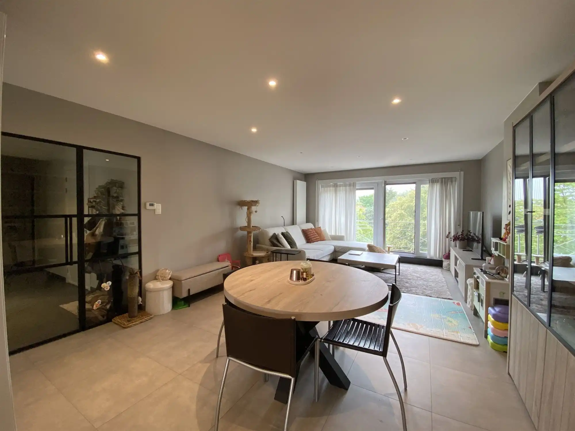 Ruim en volledig gerenoveerd appartement met groen uitzicht en garage foto 2