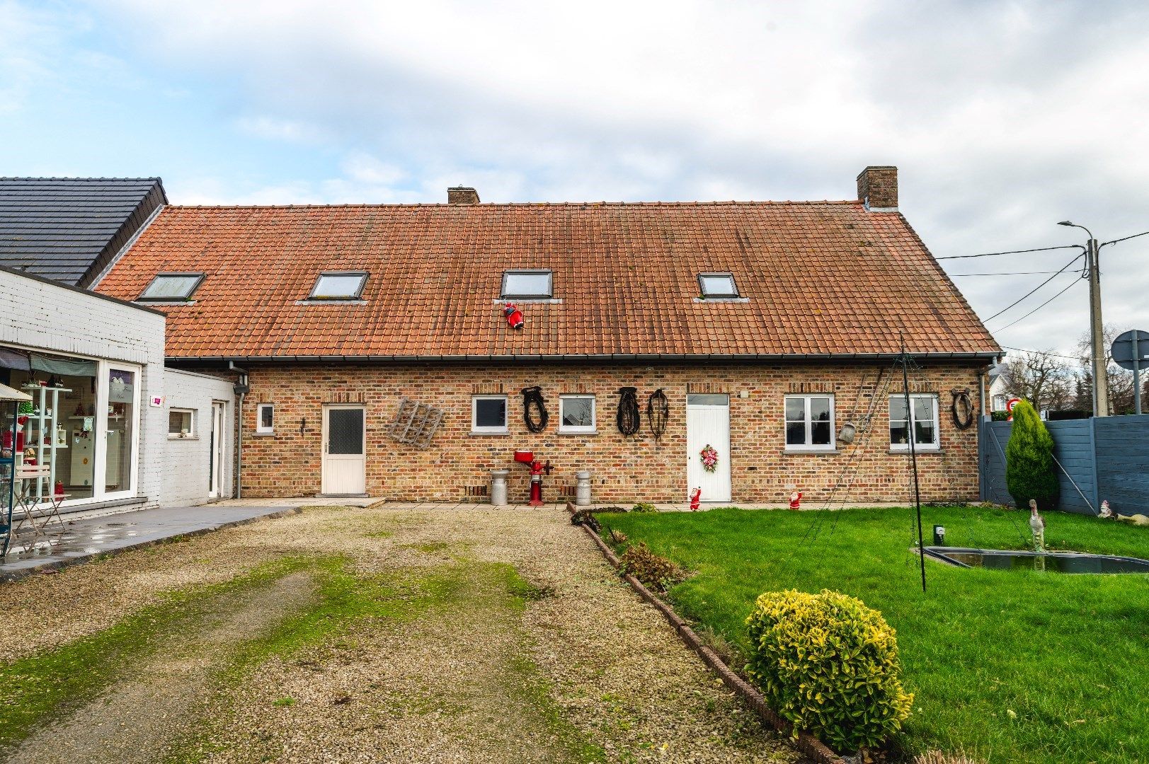 Hoofdfoto van de publicatie: Grote woning met 2 bijgebouwen (Sauna/polyvalente ruimte + hangar) te Ingelmunster