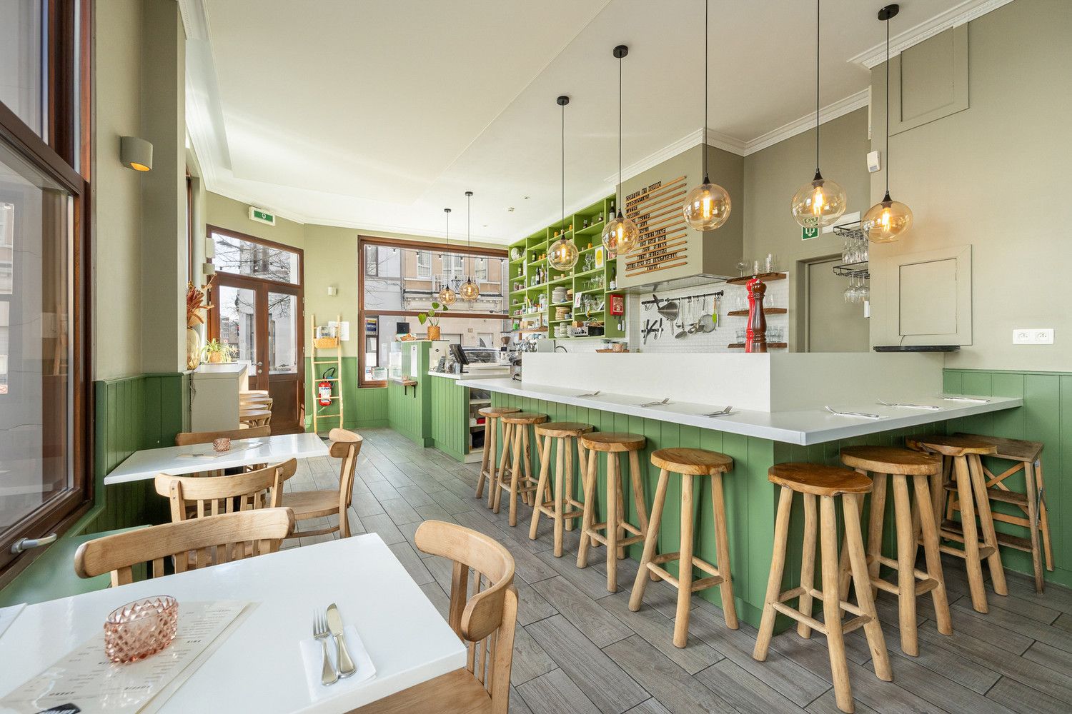 Uitstekend gelegen en instapklaar handelsgelijkvloers met ruim terras op toplocatie te Antwerpen-Zuid foto {{pictureIndex}}