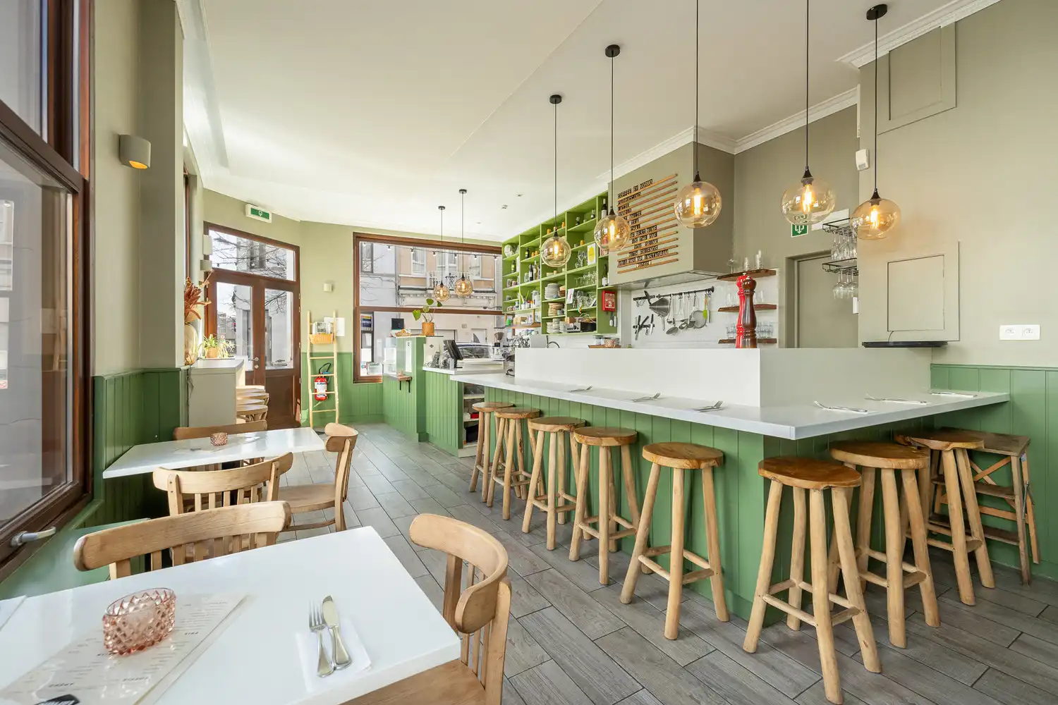 IN OPTIE: kevin@wellimmo.net voor meer info! Uitstekend gelegen en instapklaar handelsgelijkvloers met ruim terras op toplocatie te Antwerpen-Zuid foto {{pictureIndex}}