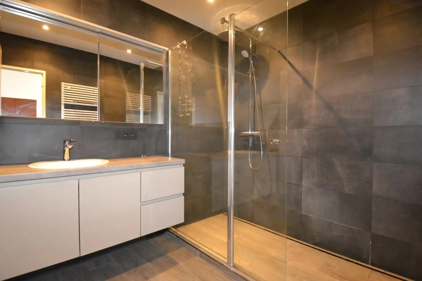 RUIM APP. MET 2 SLK, 2 TERRASSEN EN GARAGEBOX! foto 5