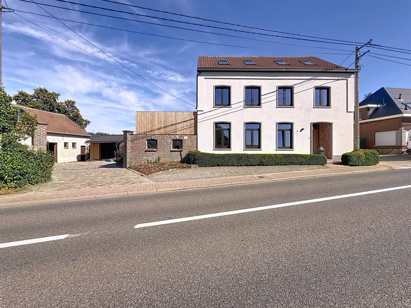 Energiezuinige, volledig gerenoveerde hoeve met bijgebouwen, 7a 83ca foto {{pictureIndex}}