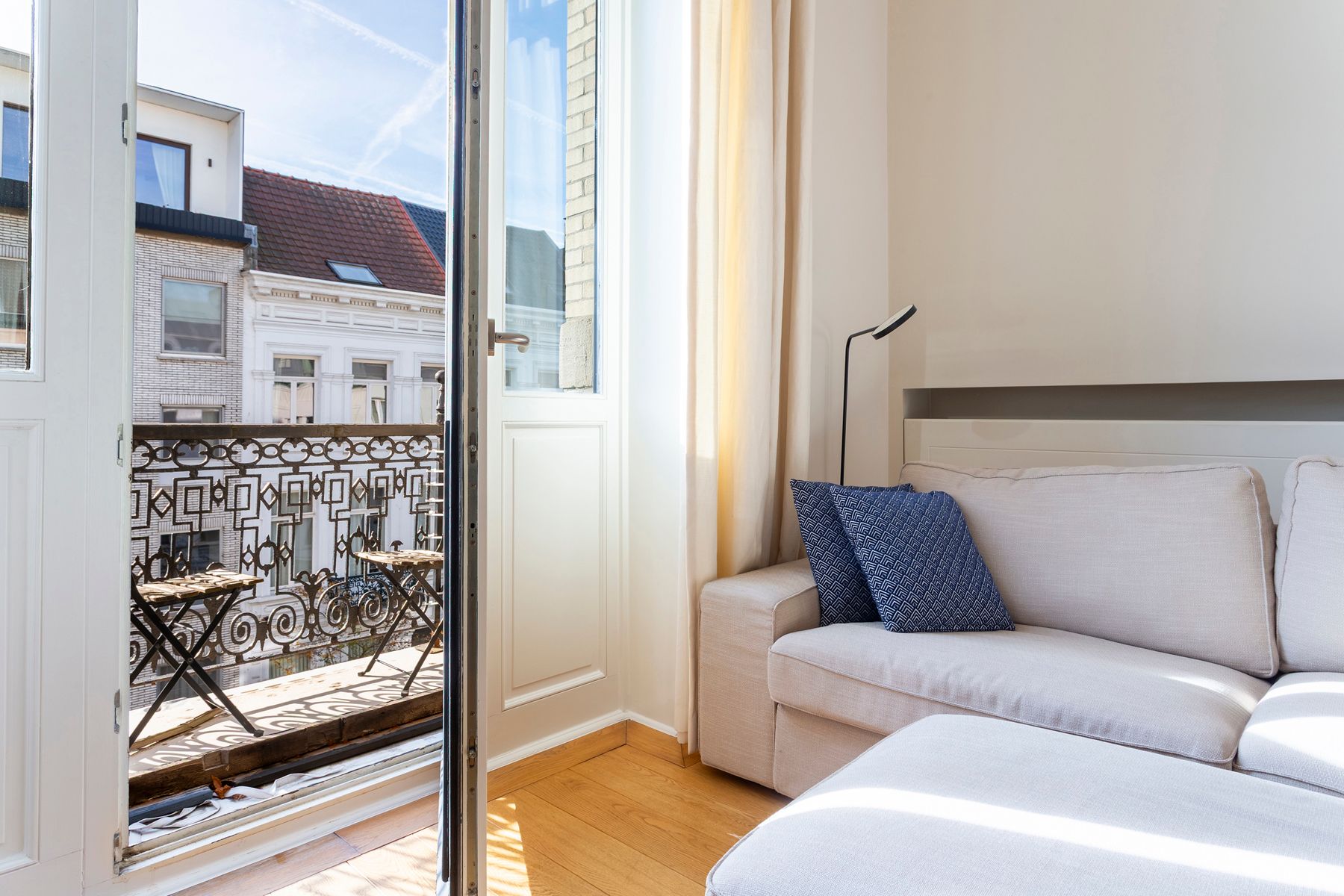 Licht en ruim bemeubeld appartement in hartje Zuid-Antwerpen foto 6