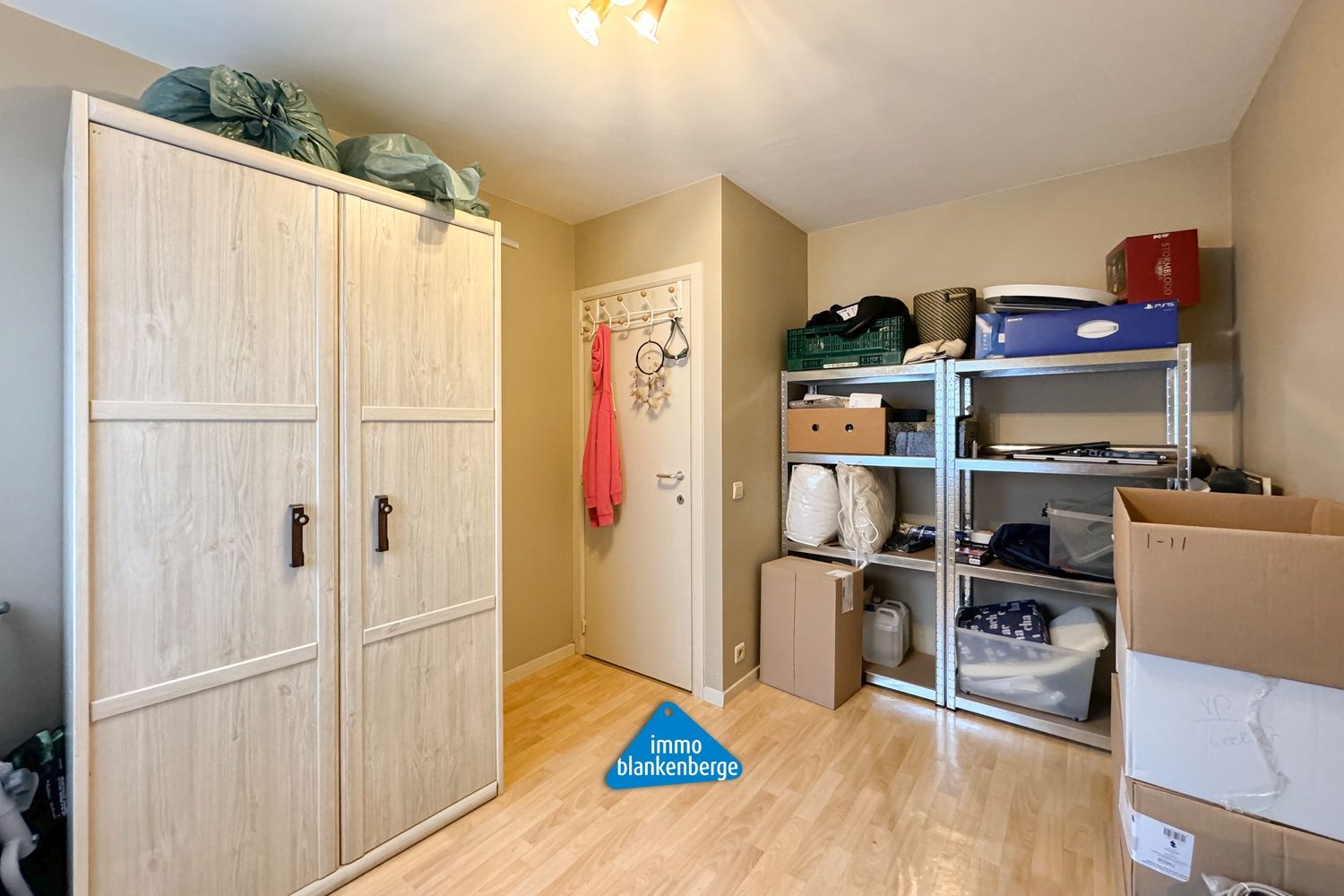 Ruim gelijkvloers appartement met voortuin en autostaanplaats foto 14