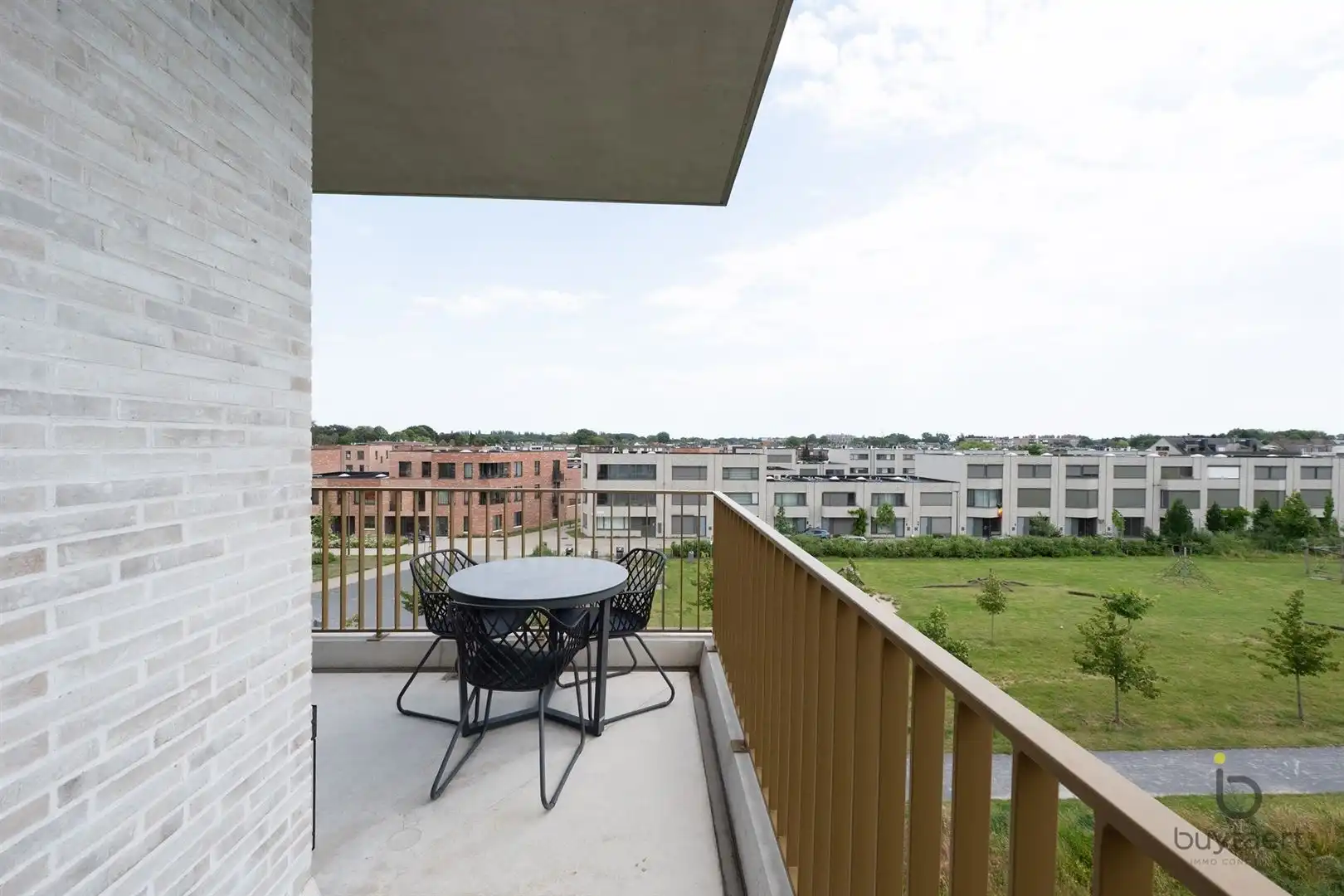 WONEN IN STIJL: een knap 2-slaapkamer appartement op de 3de verdieping met terras te Deurne-Zuid! foto 10