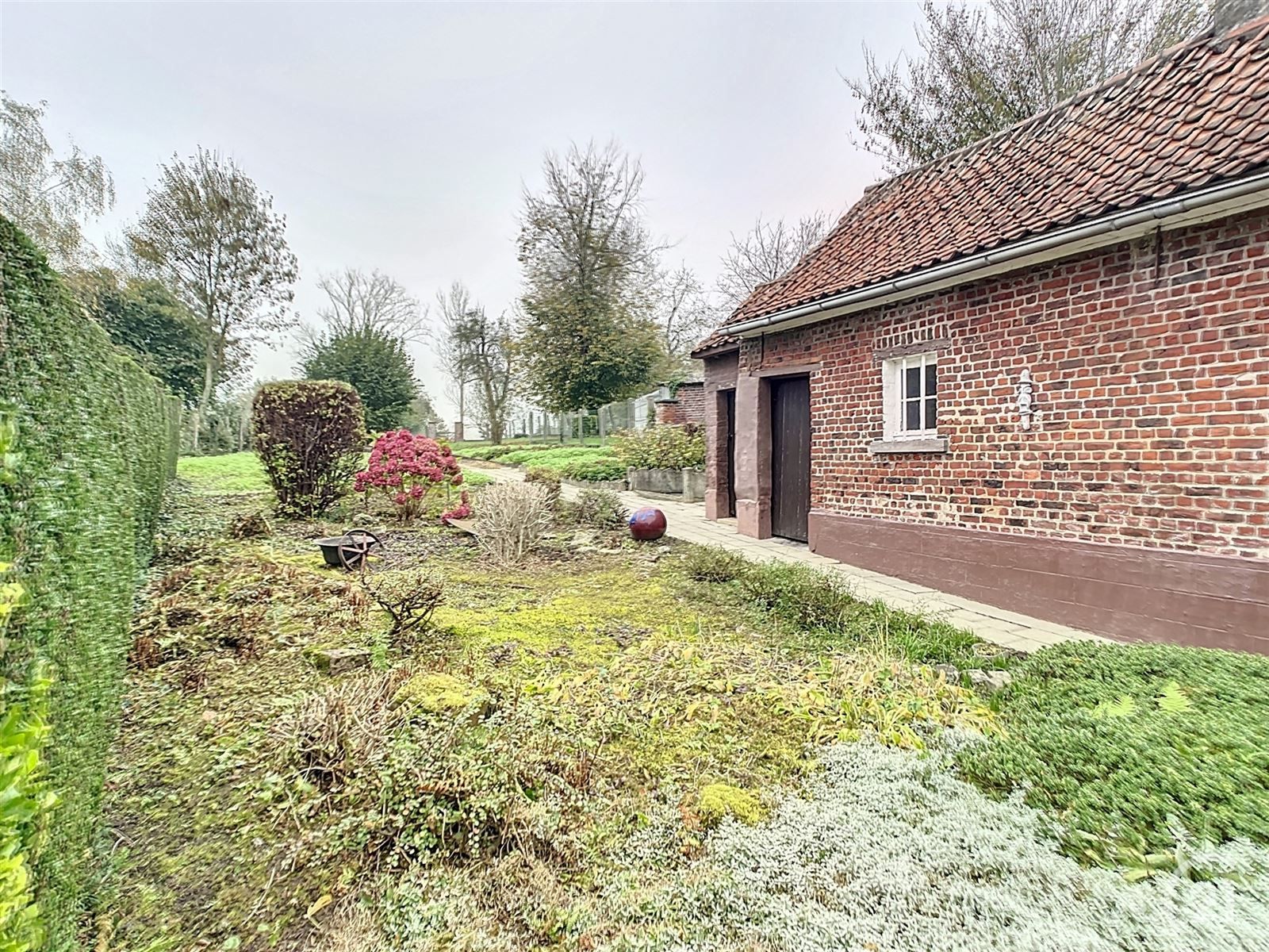 Te renoveren gezinswoning met tuin en weide op 35are40 foto 8