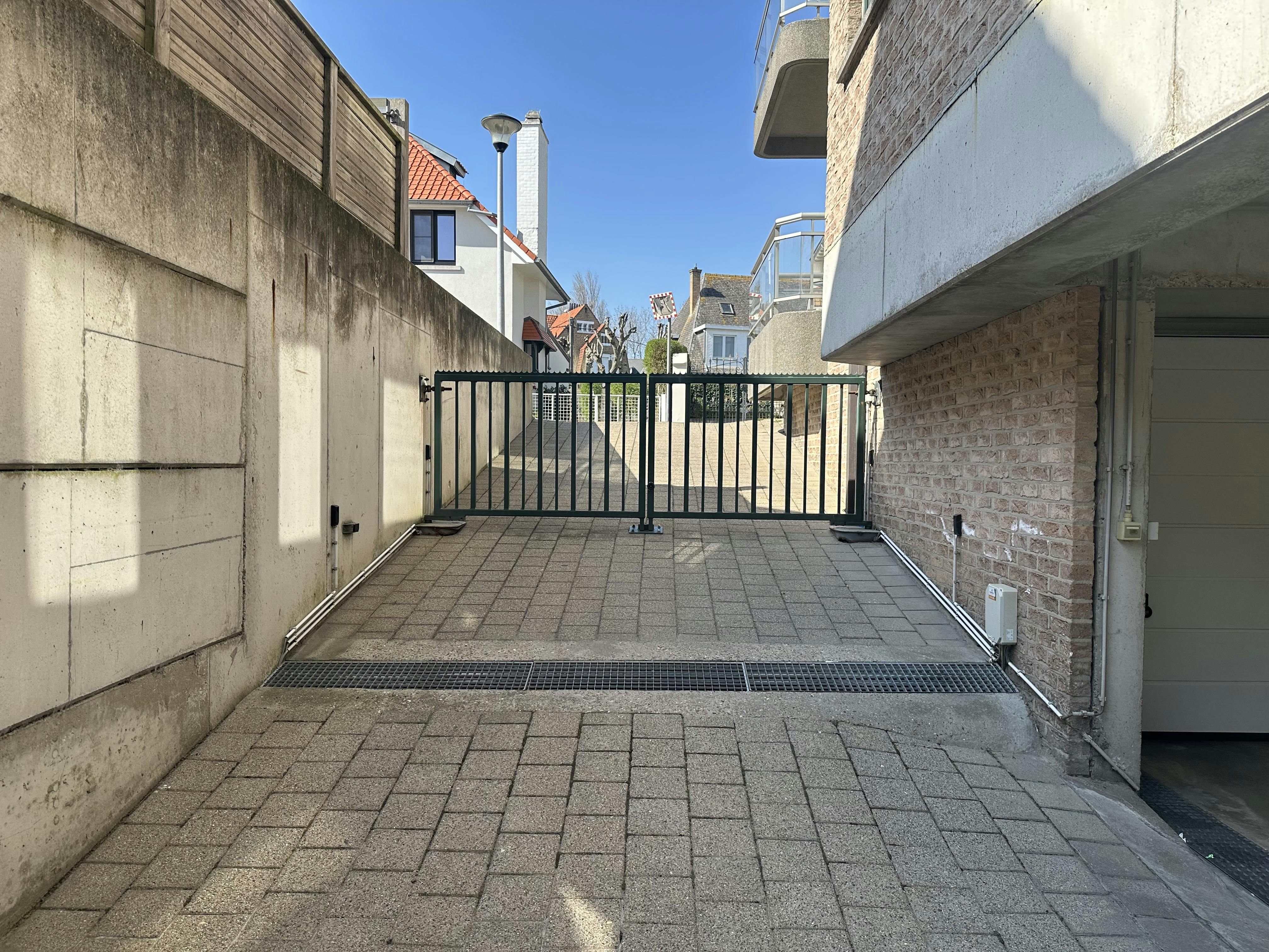 Goedgelegen garagebox te koop te centrum Westende-Bad! foto 6