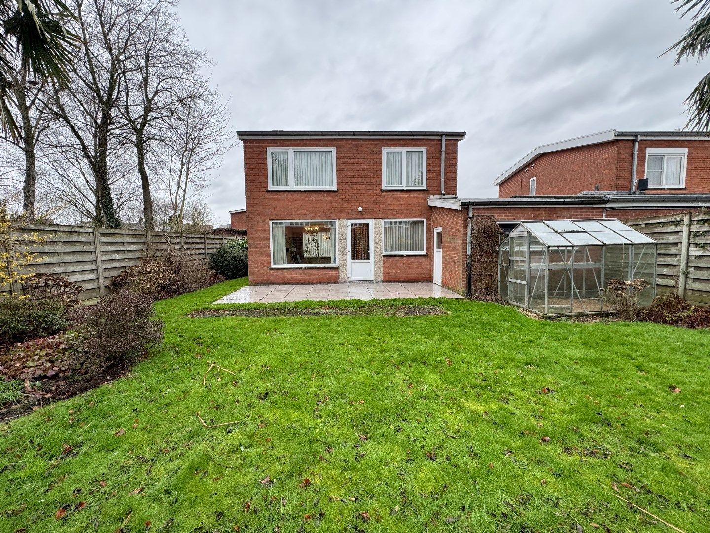 HALFOPEN WONING MET 3 SLPKS, TUIN EN GARAGE foto 2