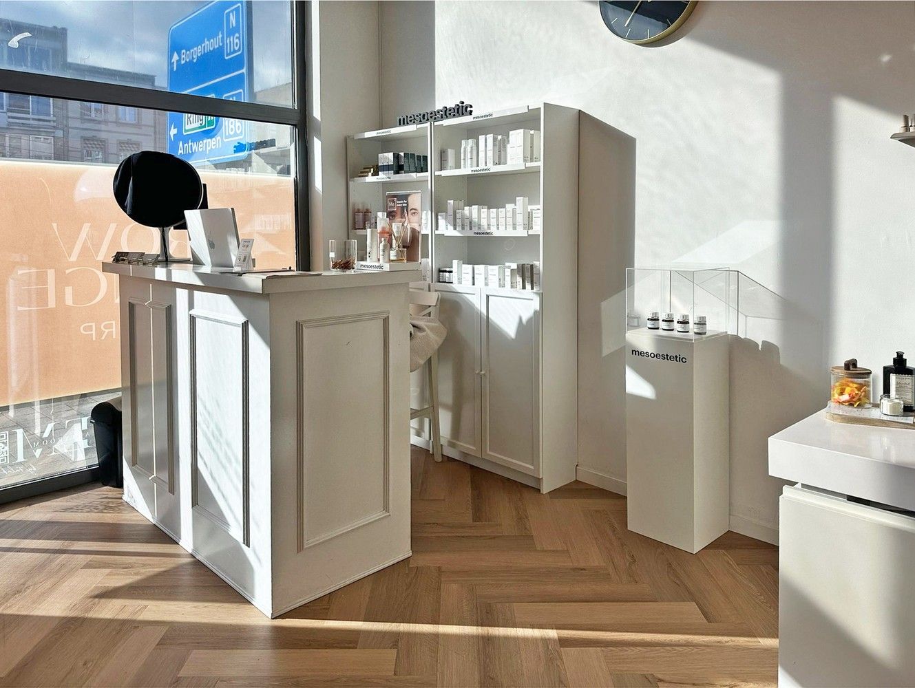 Zeer ruime en lichtrijke handelsgelijkvloers in Deurne! foto 3