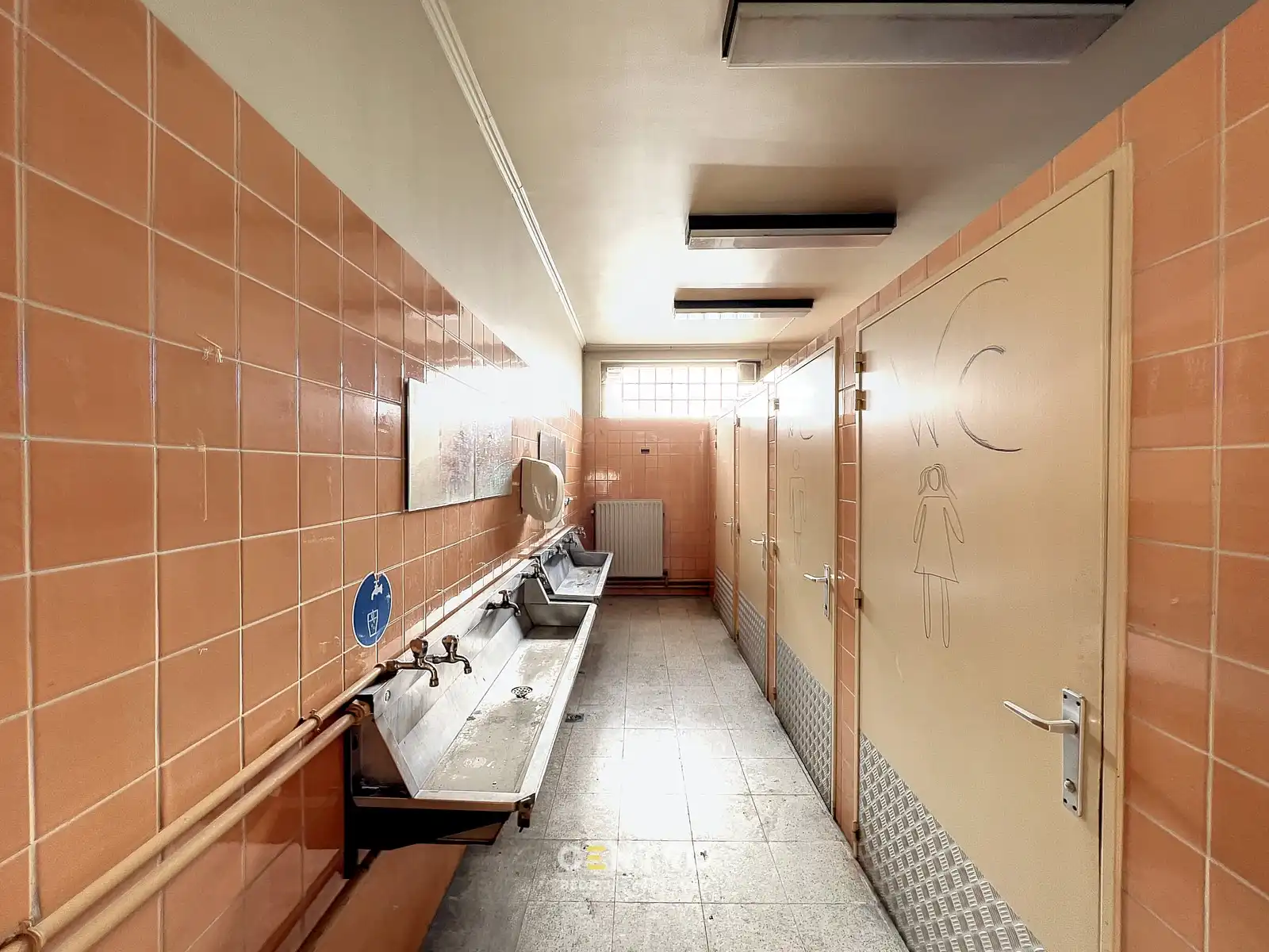 Goed gelegen MAGAZIJN op ZICHTLOCATIE (ca. 382 m2) met 2 parkeerplaatsen op bedrijfssite te Rumbeke. foto 10