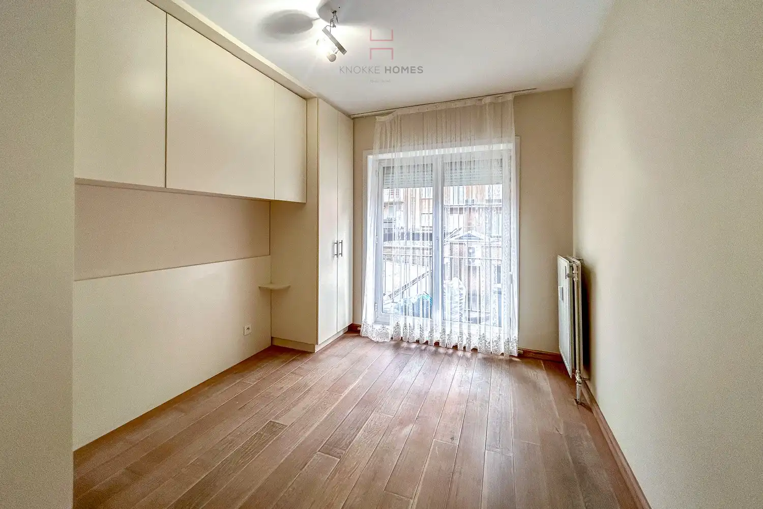Ongemeubeld twee slaapkamer appartement in de Piers De Raveschootlaan te Knokke. foto 8