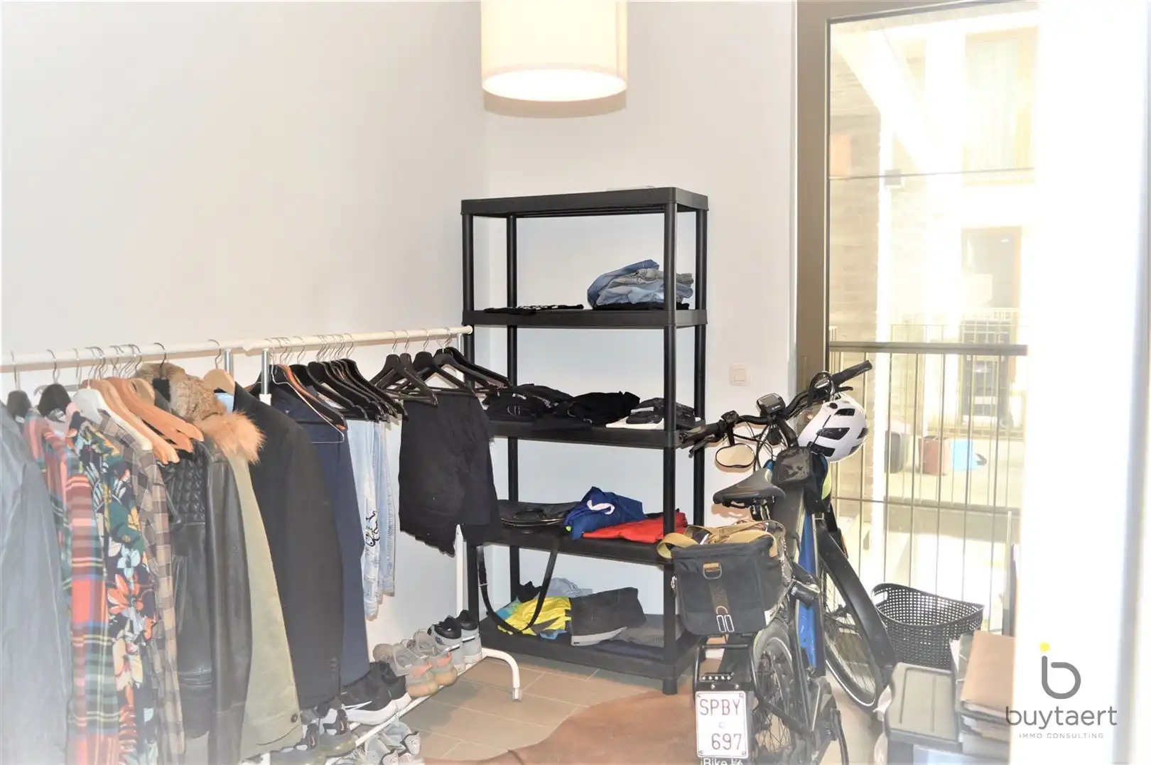 Frontaal waterzicht vanuit dit lumineuze recente appartement met terras! foto 11