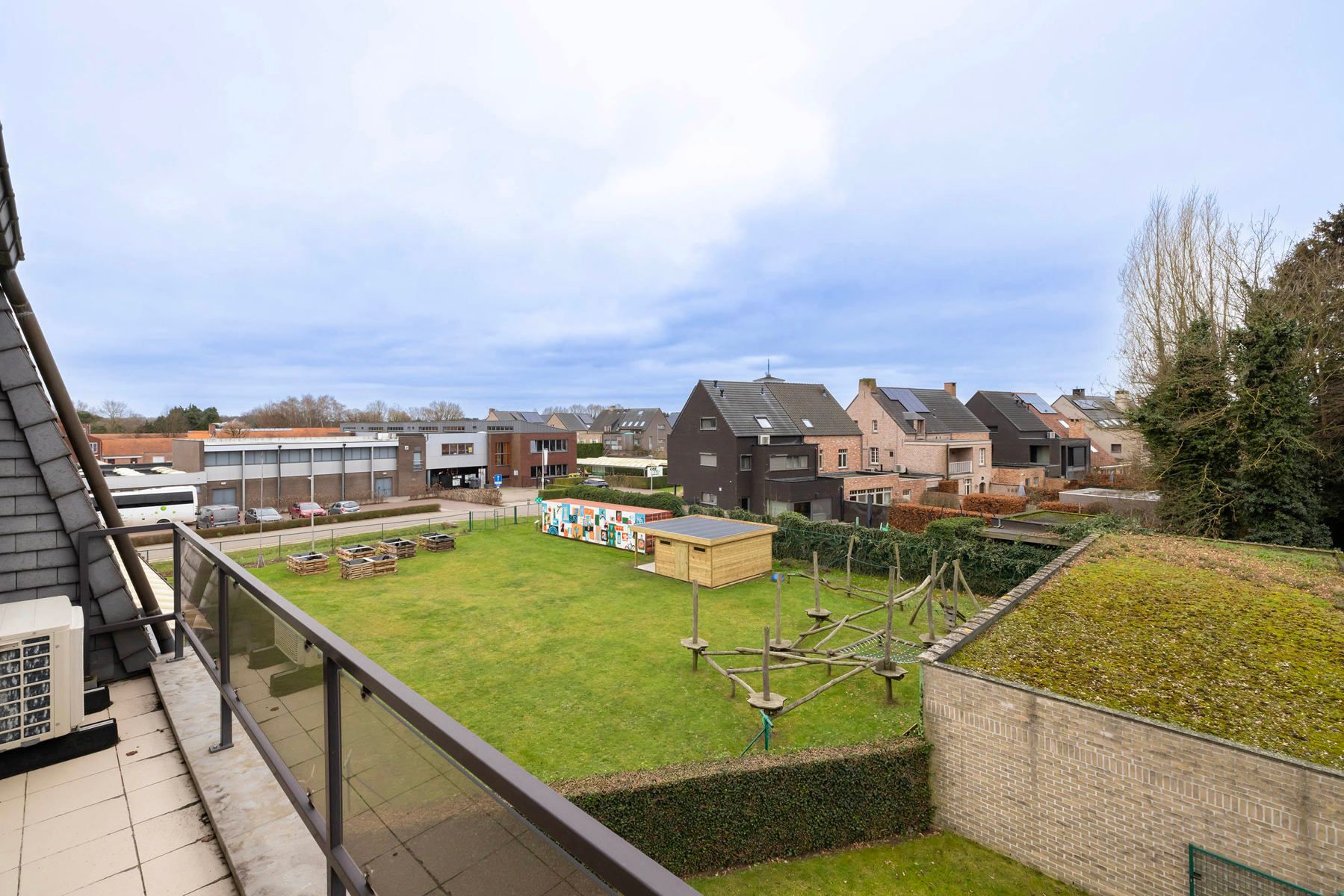 App met 2 slpk, bureau, terras en parking foto 3