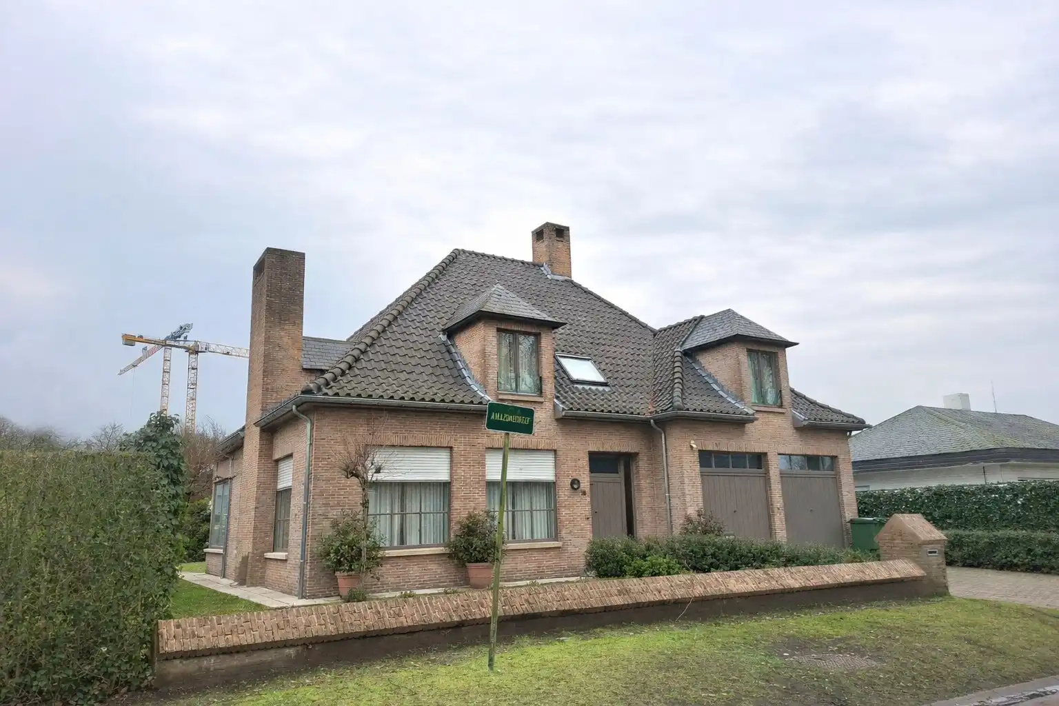 Residentieel gelegen villa foto {{pictureIndex}}