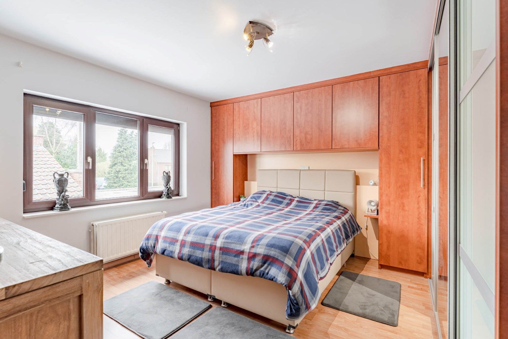 Gerenoveerde, goed onderhouden woning nabij het centrum van Bree mét een grote garage/werkplaats bereikbaar langs de Filterstraat aan de achterzijde van de woni foto 19