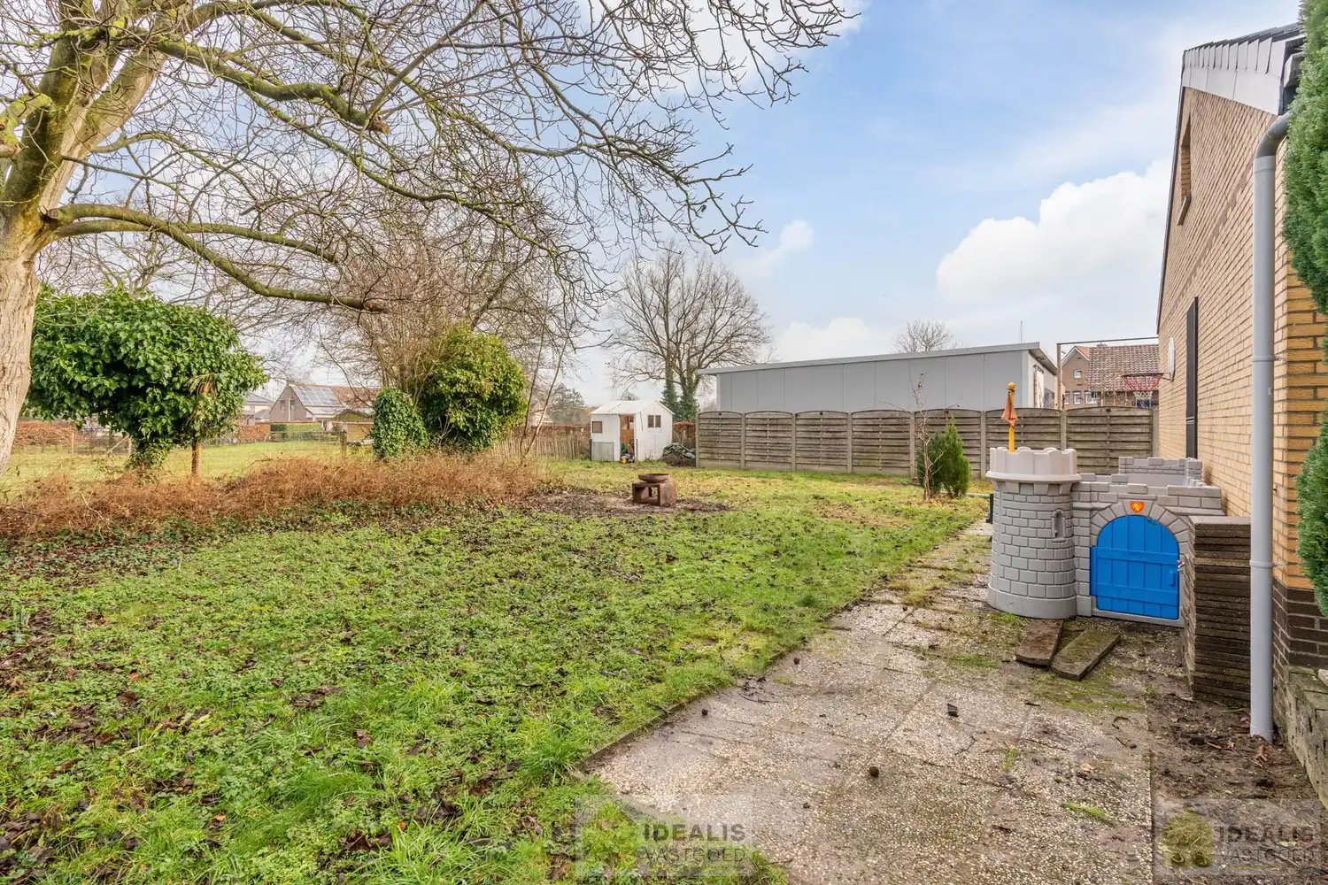 INSTAPKLARE GERENOVEERDE BUNGALOW MET LICHTRIJKE LEEFRUIMTE EN AANSLUITEND ZEER RUIME MODERNE KEUKEN, BADKAMER, VERANDA EN 3 GOEDE SLAAPKAMERS OP EEN KNAP PERCEEL VAN 9A 48A. DAARNAAST IS DE WONING VOLLEDIG ONDERKELDERD! Deze goed ingedeelde woning omvat +-145m² bewoonbare oppervlakte verdeeld over een lichtrijke woonkamer met aansluitend een zeer ruime moderne keuken, badkamer, veranda, 3 goede slaapkamers en tevens is de woning volledig onderkelderd. De woning is gelegen op een aangenaam perceel van 9a 48ca vlakbij het centrum van Bree, op fietsafstand van winkels, horeca en scholen,… Zeer geschikt voor kandidaten op zoek naar een gerenoveerde woning die ruimte en rust biedt doch dicht bij allerlei faciliteiten is gelegen. foto 25