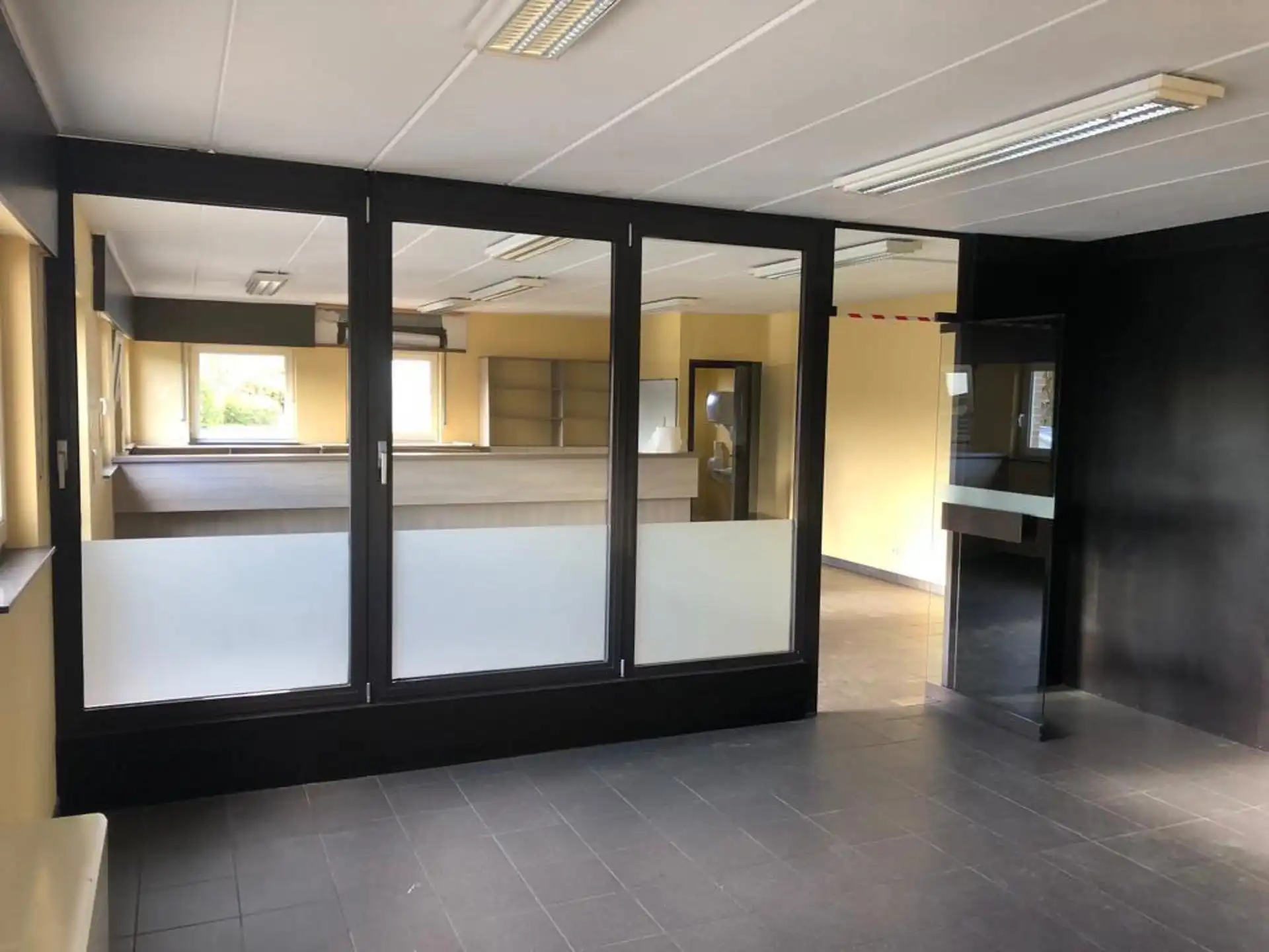 Magazijn met kantoor te Lint foto 11
