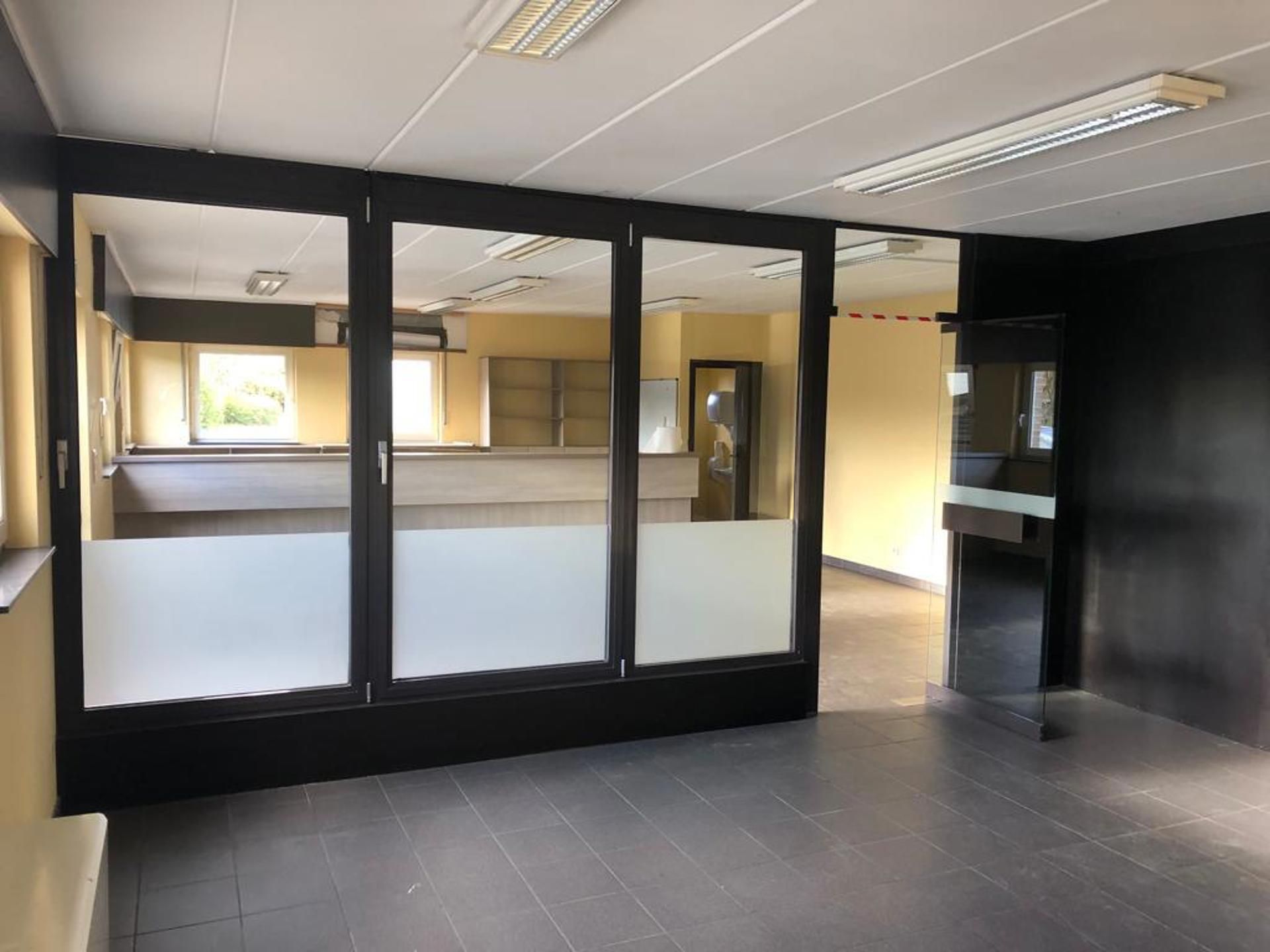 Magazijn met kantoor te Lint foto 11