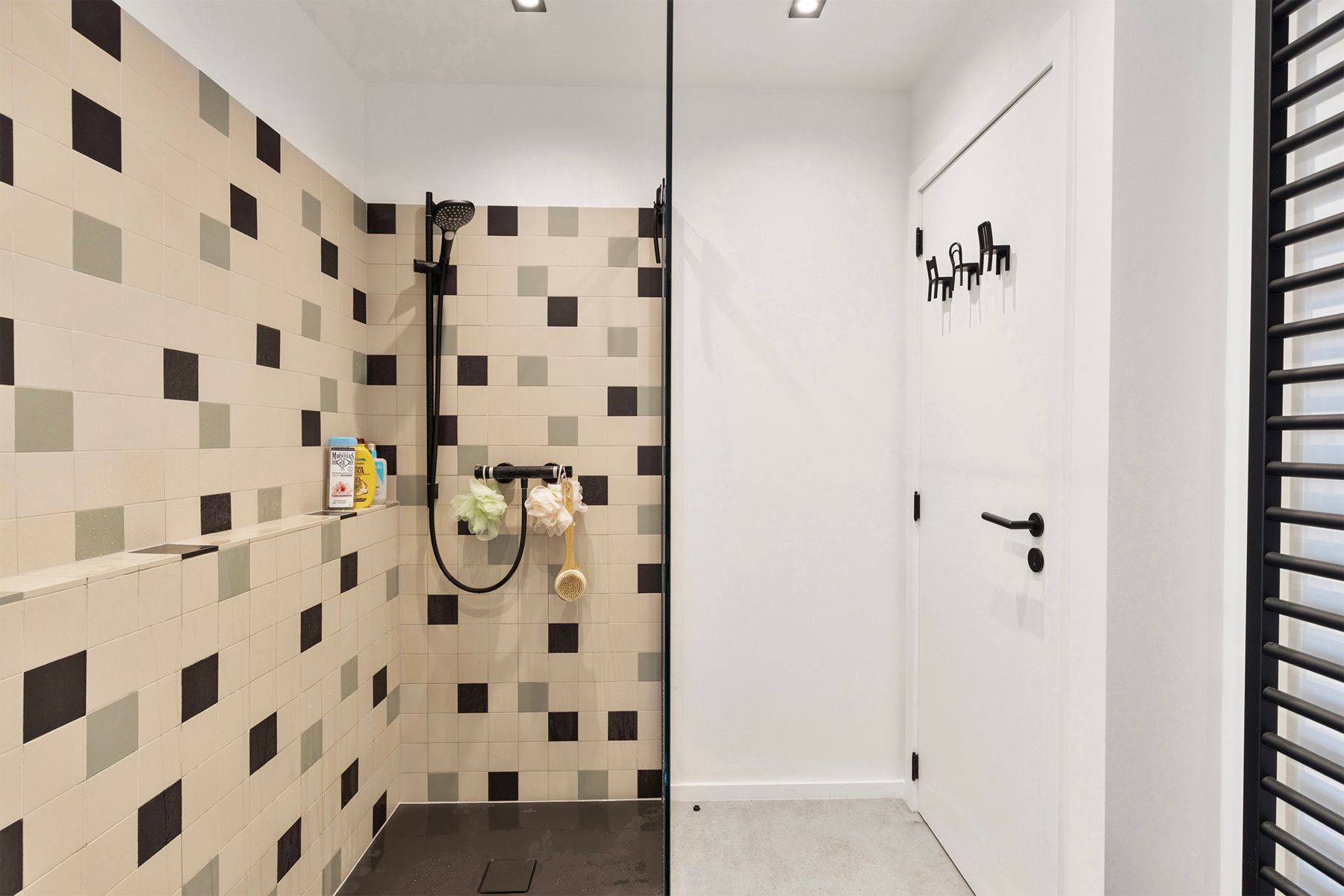 Stijlvol gerenoveerd appartement met 2 slaapkamers & kelder! foto 20