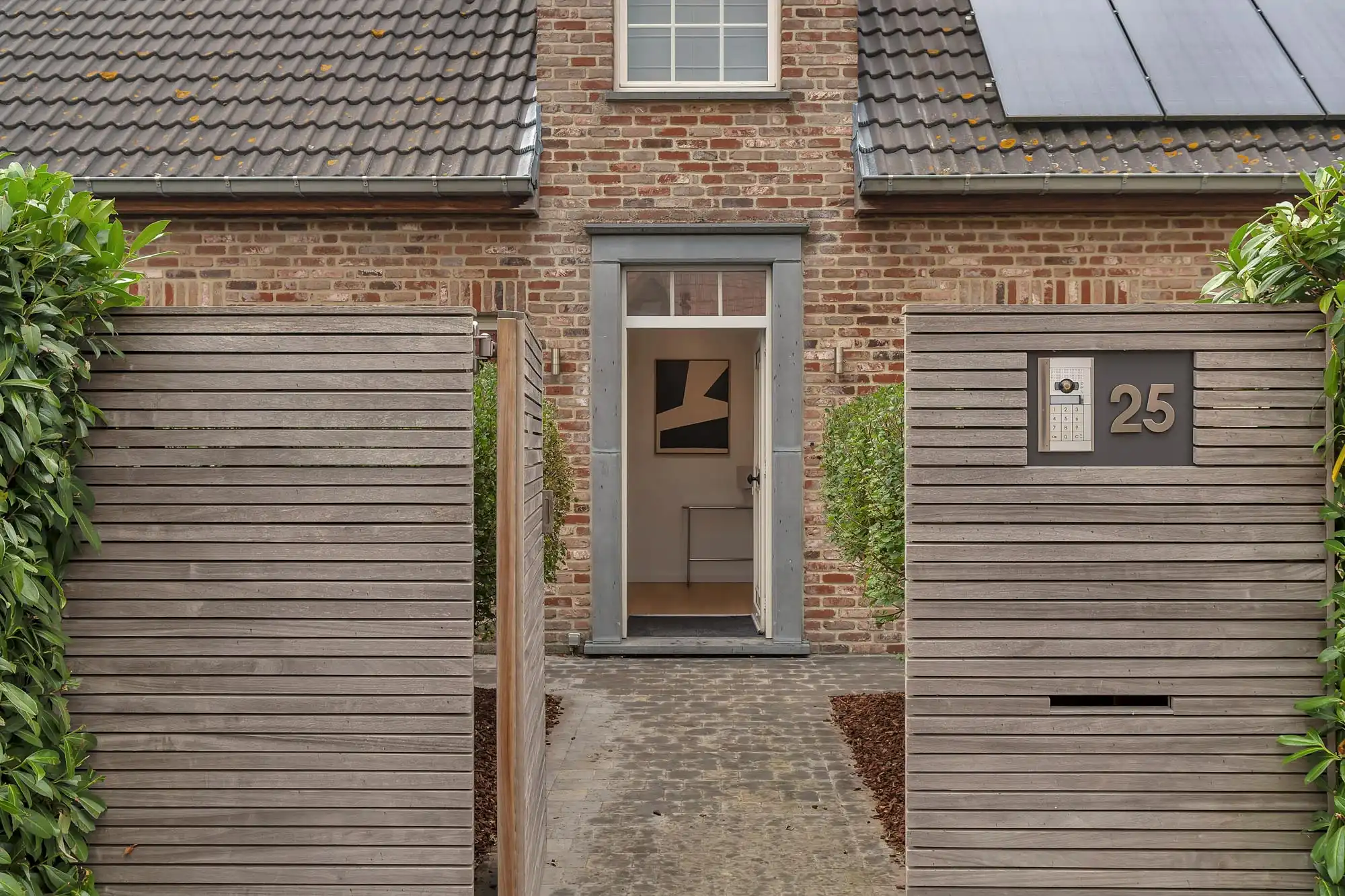 Woning met zwembad en zonnepanelen op toplocatie foto 2