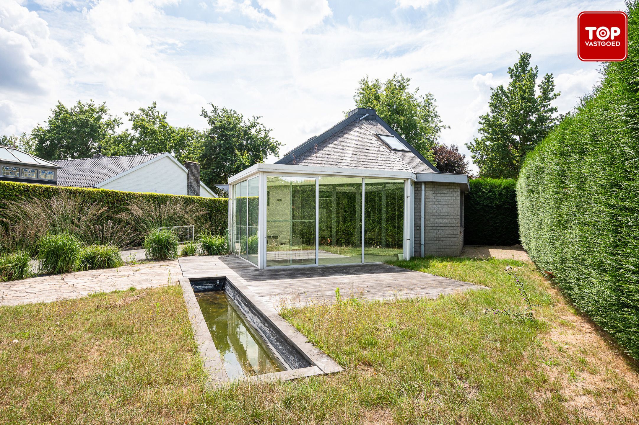 Open bebouwing een perceel van 690m² met mooie tuin en garage.  foto 6