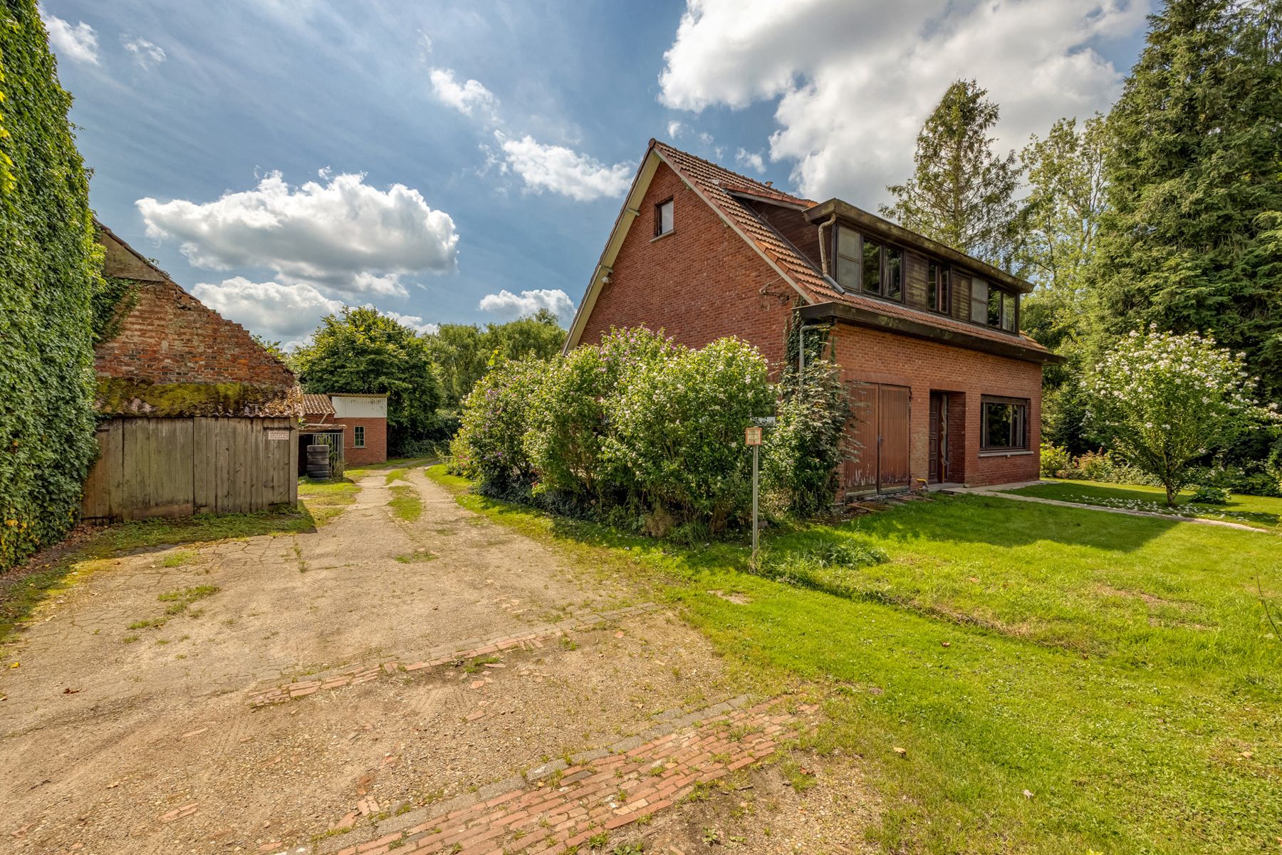 Ruime gezinswoning met vijverpartij op perceel van ca 12.501 m². foto 11