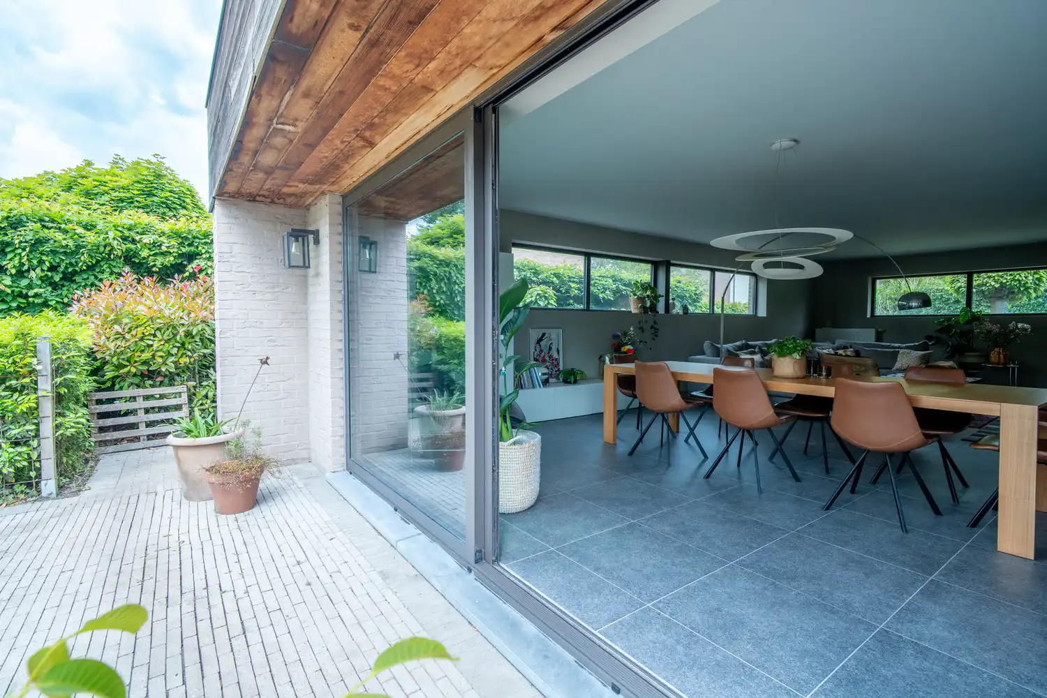Een zonovergoten woning met aangelegde tuin en vijver, met instelprijs. foto 24