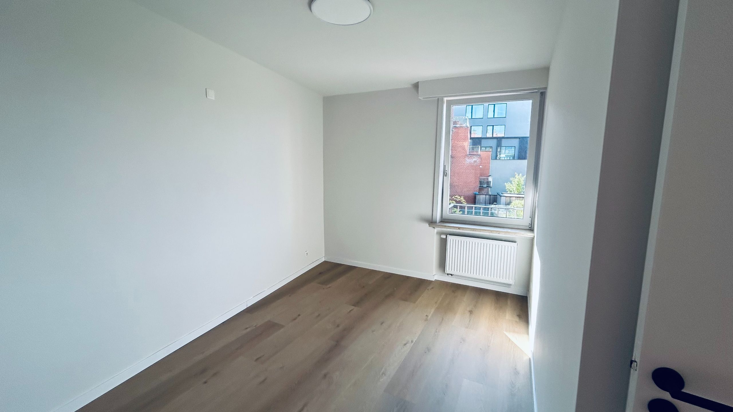 Ruim gerenoveerd appartement met autostaanplaats en berging in centrum Kortrijk foto 4