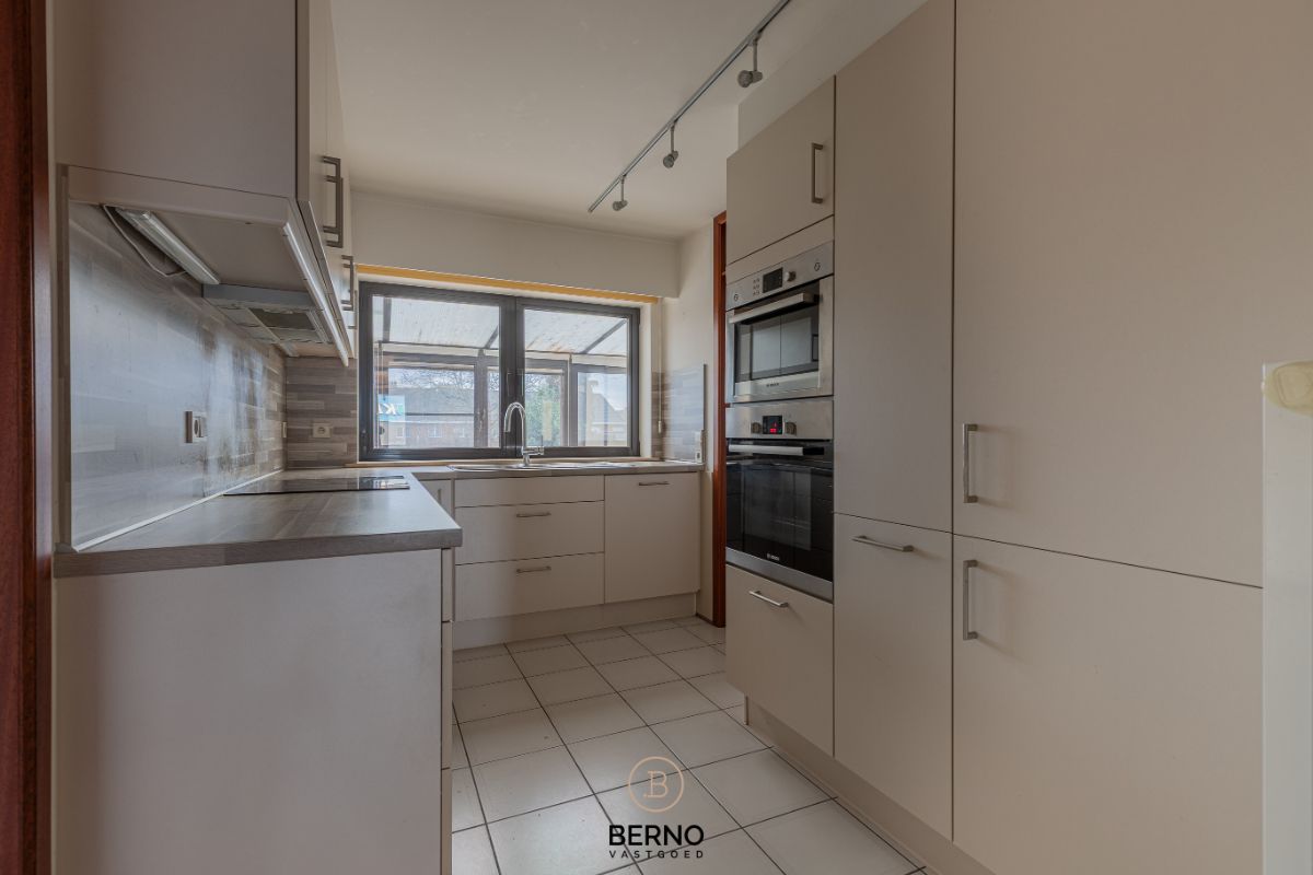 Building met praktijkruimte en 2 appartementen op commerciële locatie foto 8