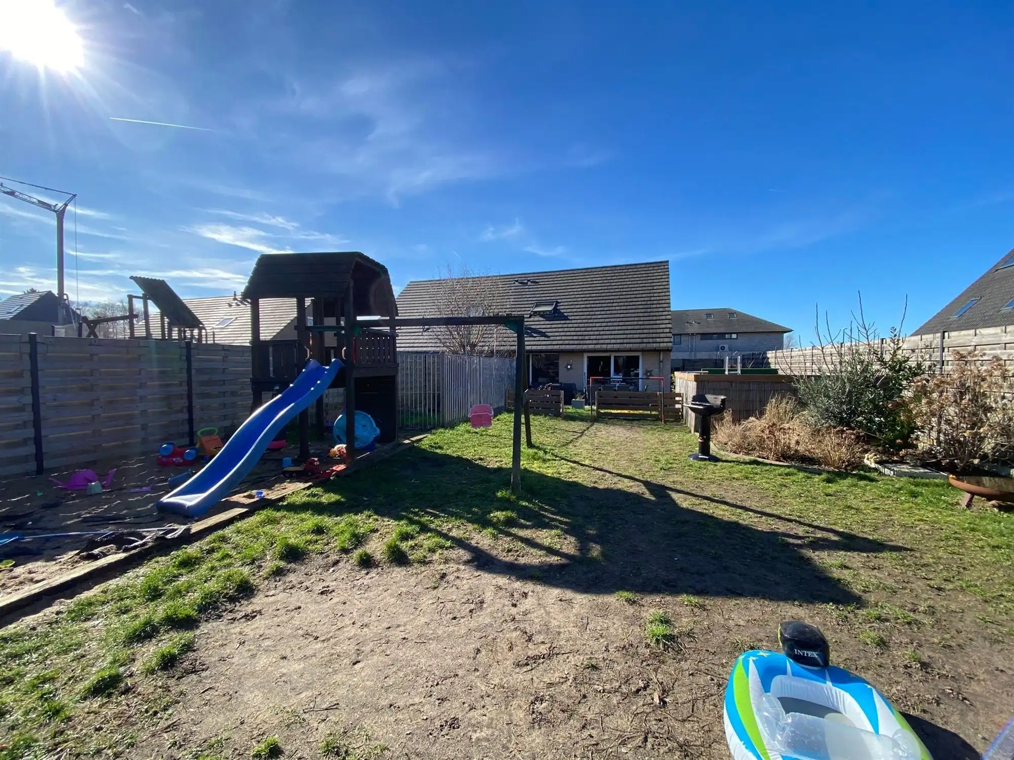 Halfopen bebouwing met drie slaapkamers in rustige woonwijk foto 16