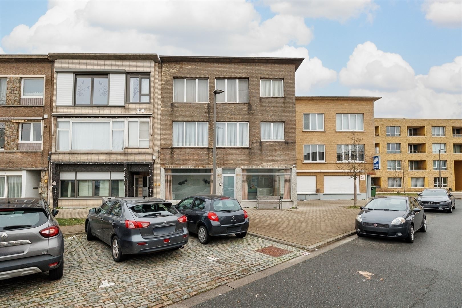 Ruim hoekappartement met drie slaapkamers op eerste verdiep in een rustige straat foto 2