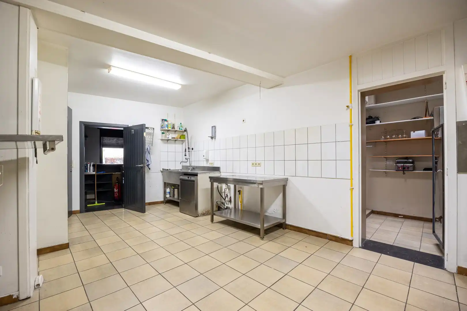 Handelsruimte met bovenliggend appartement foto 7