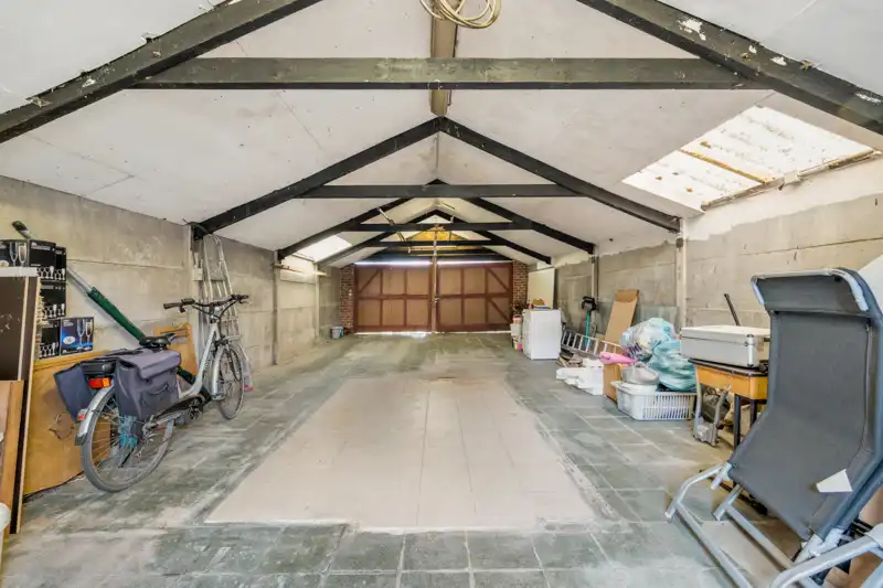 Lauwe-Centrum. Uitstekende gelegen handelseigendom : wonen en werken met 4 slaapkamers met tuin en aparte ingang garagegebouw en parking. POLYVALENTE EIGENDOM MET POTENTIEEL ! foto 10