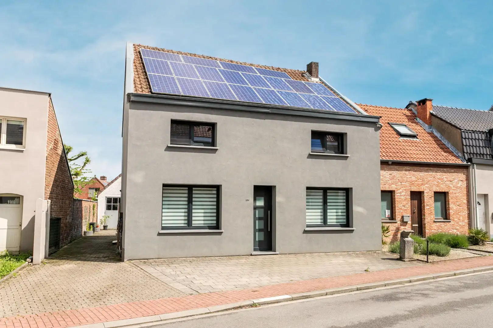Gerenoveerde 3-gevelwoning met tuin en 4 slaapkamers te Sint-Genesius-Rode foto {{pictureIndex}}