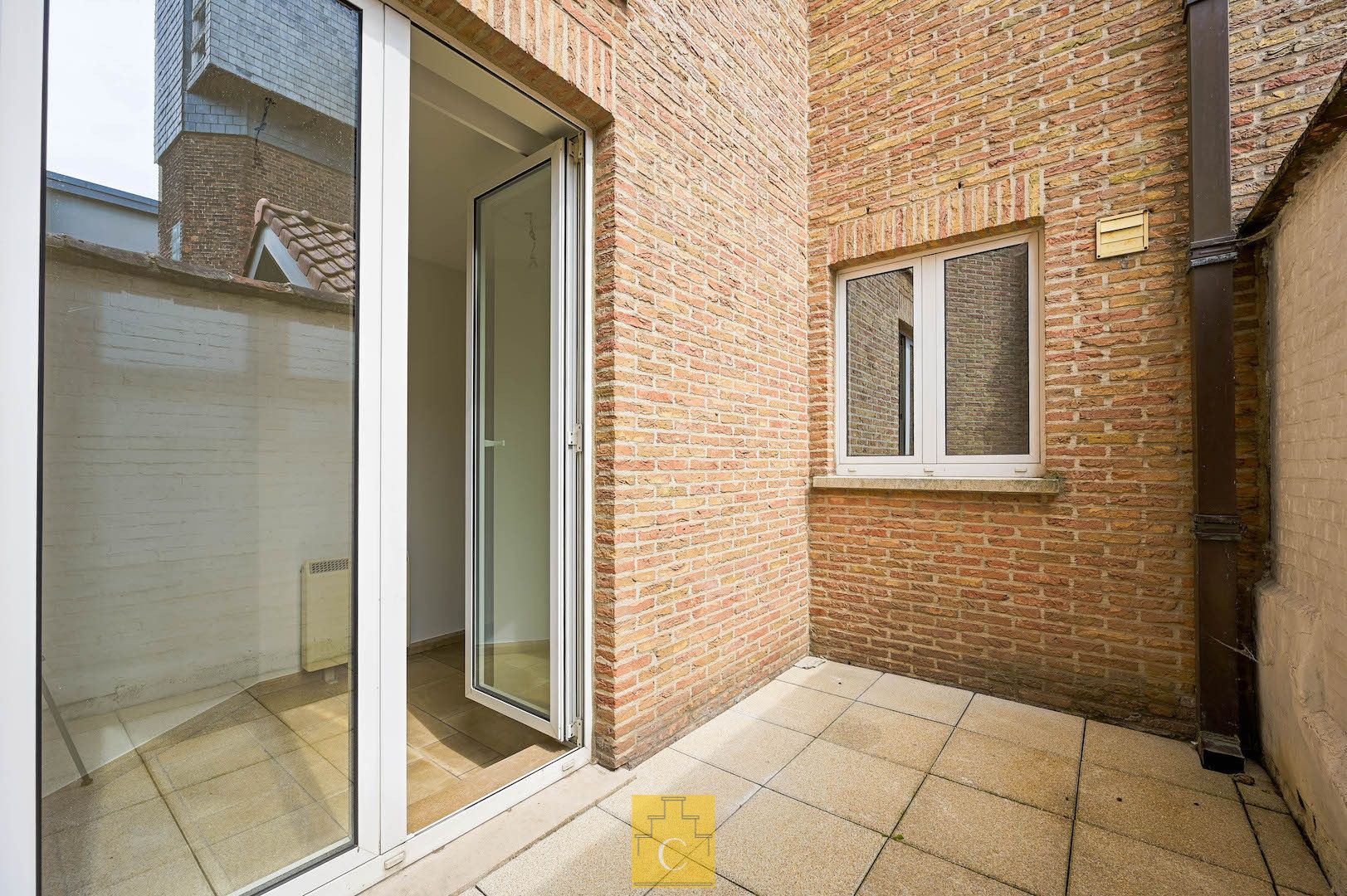 Instapklaar appartement met ruime terrassen en fietsenberging in hartje Brugge foto 13